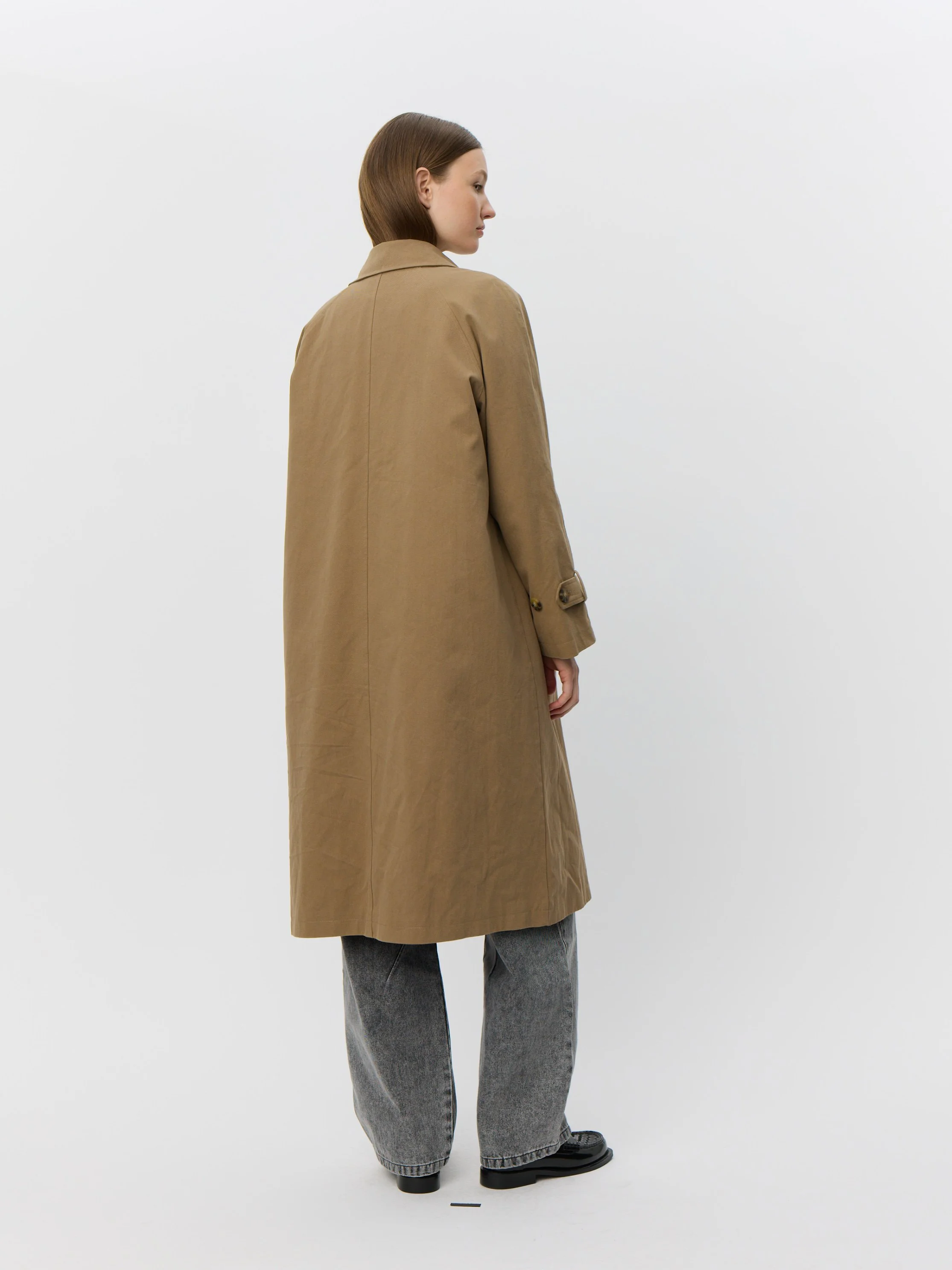 Vrouw draagt een Enisesw Coat in Camel kleur ontworpen door Sofie Schnoor.