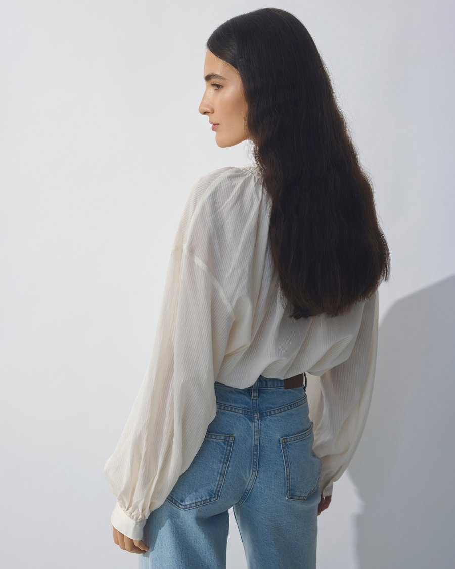 Vrouw met MSCHGabrielle Top blouse aan in kleur wit van Moss Copenhagen.