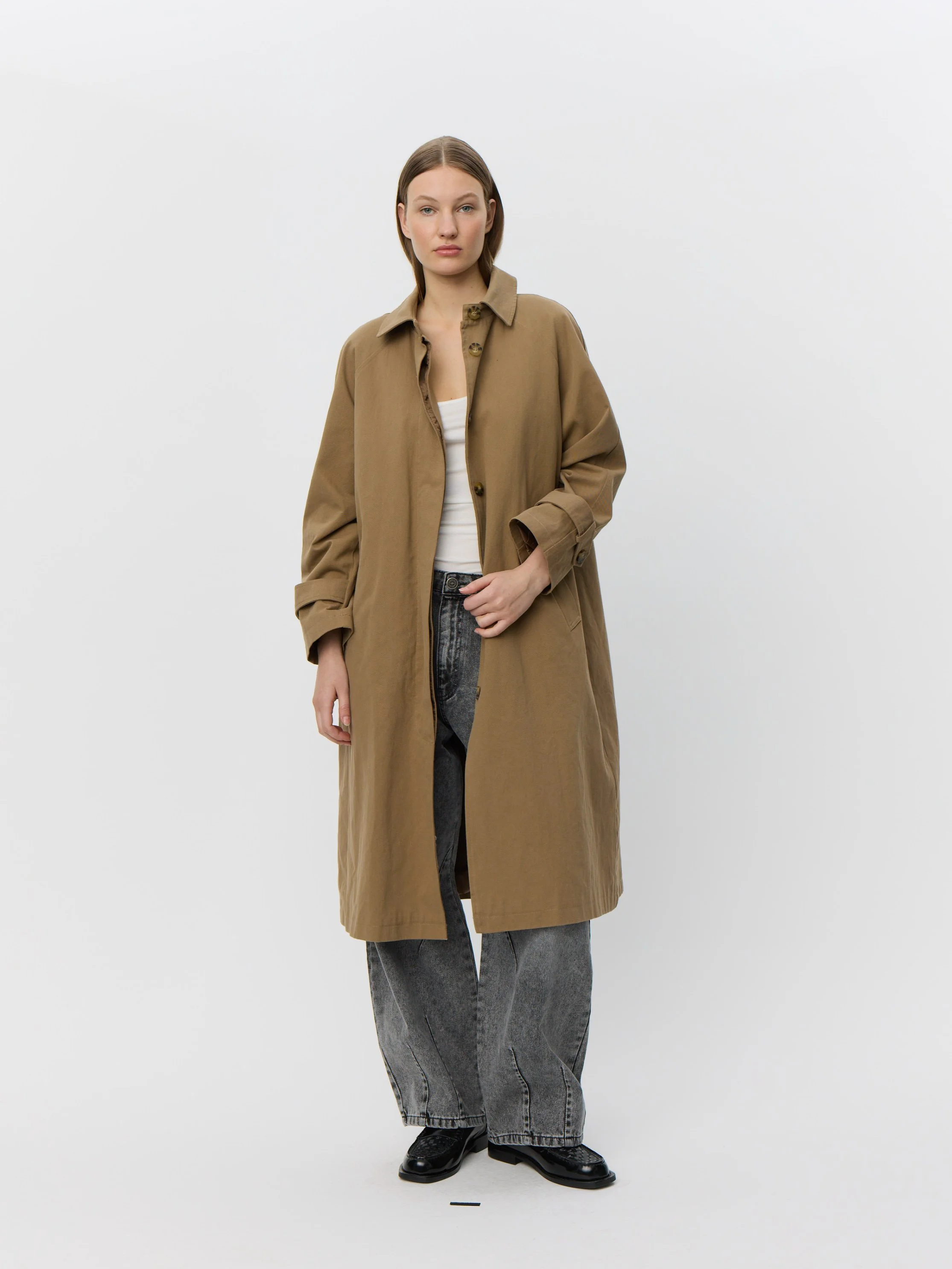 Vrouw draagt een Enisesw Coat in Camel kleur ontworpen door Sofie Schnoor.