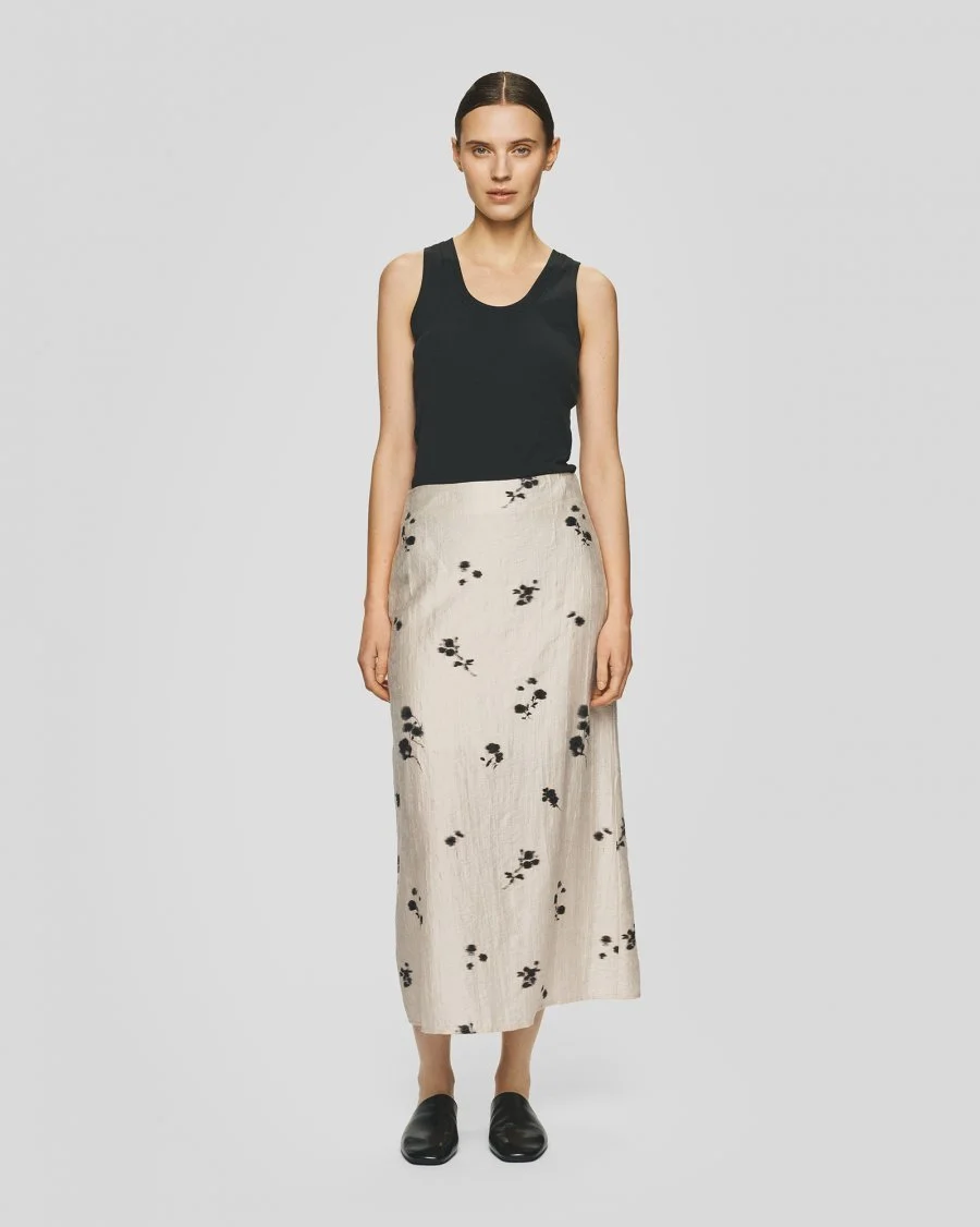 Vrouw met zonnebril. Ze draagt een halflange rok MSCHRianne Skirt AOP met bloemenprint van Moss Copenhagen.