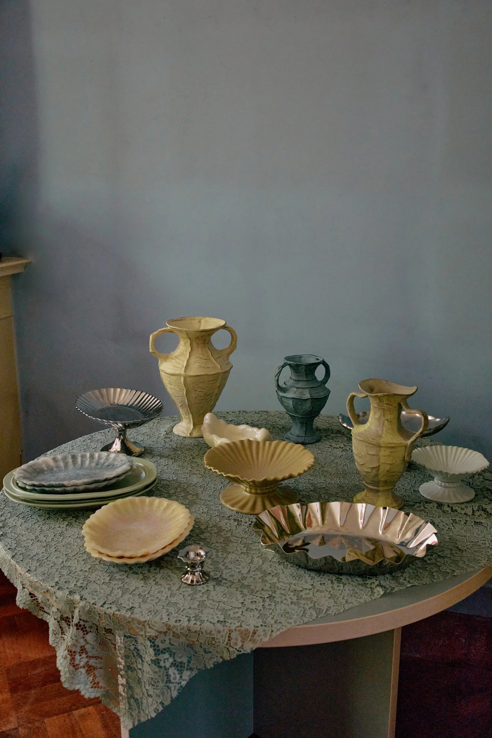 Chrome dienblad staat op tafel tussen andere HK Living dienbladen - David & Dupont Oostduinkerke.jpg