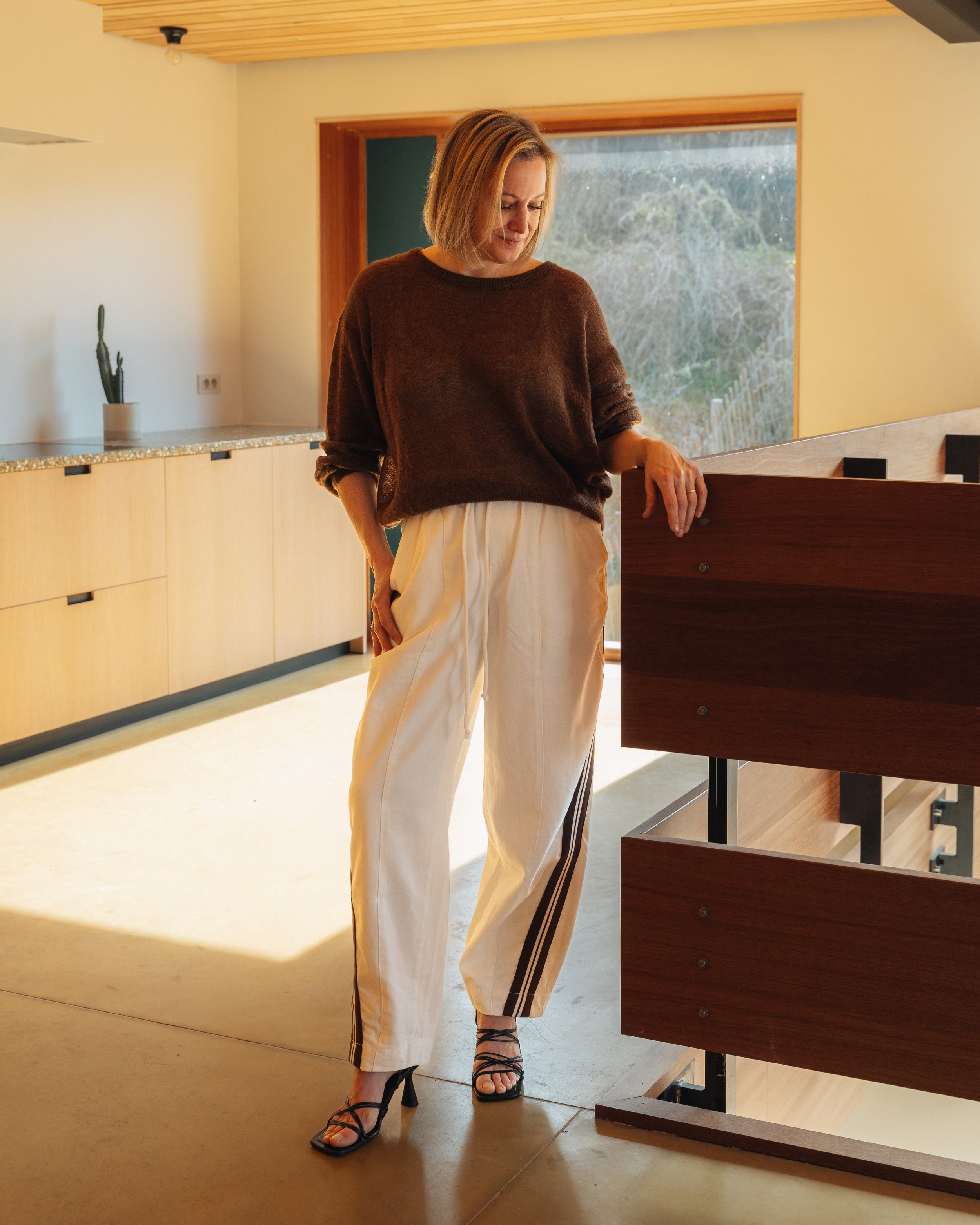 Marijke poseert in zomerse damesmode van David & Dupont in een villa in Oostduinkerke.