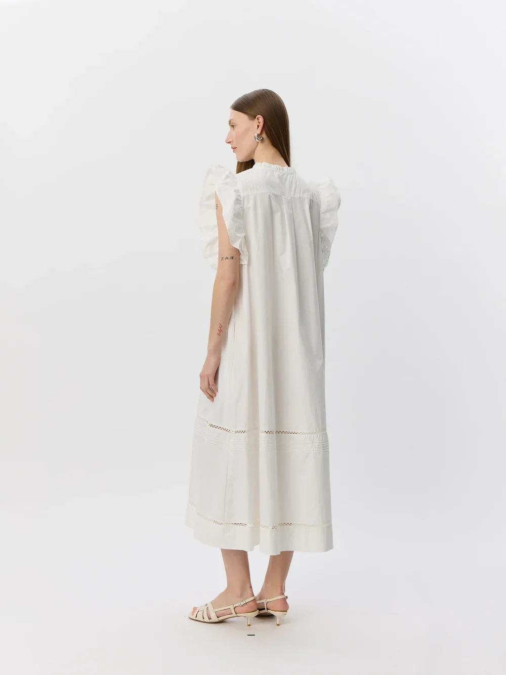 OTANIASW_FRILL_BOMULDSKJOLE-Kjole-S262147-0141_White_Alyssum-3.jpg.webp