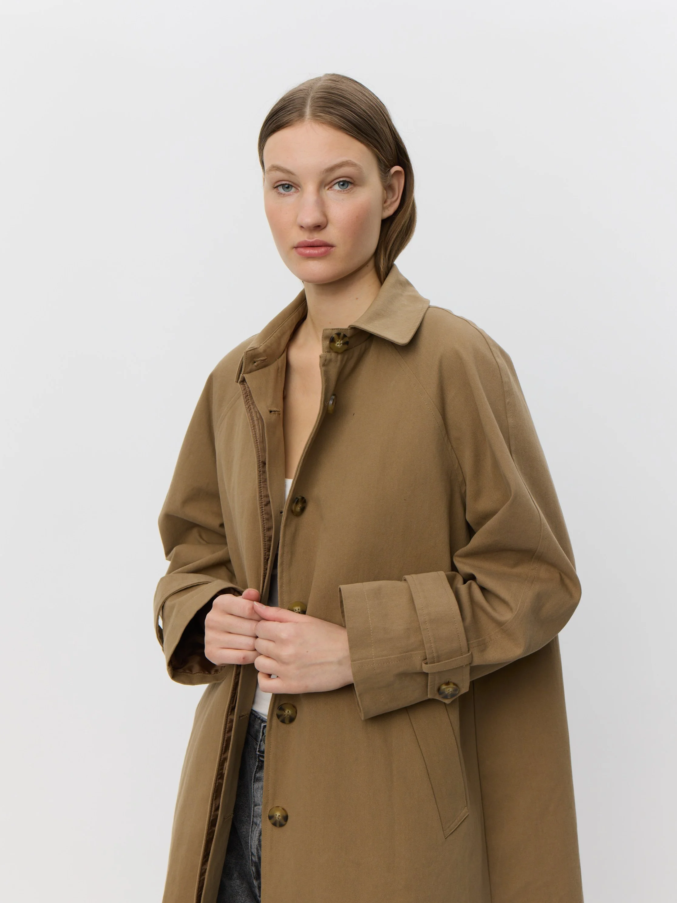 Vrouw draagt een Enisesw Coat in Camel kleur ontworpen door Sofie Schnoor.