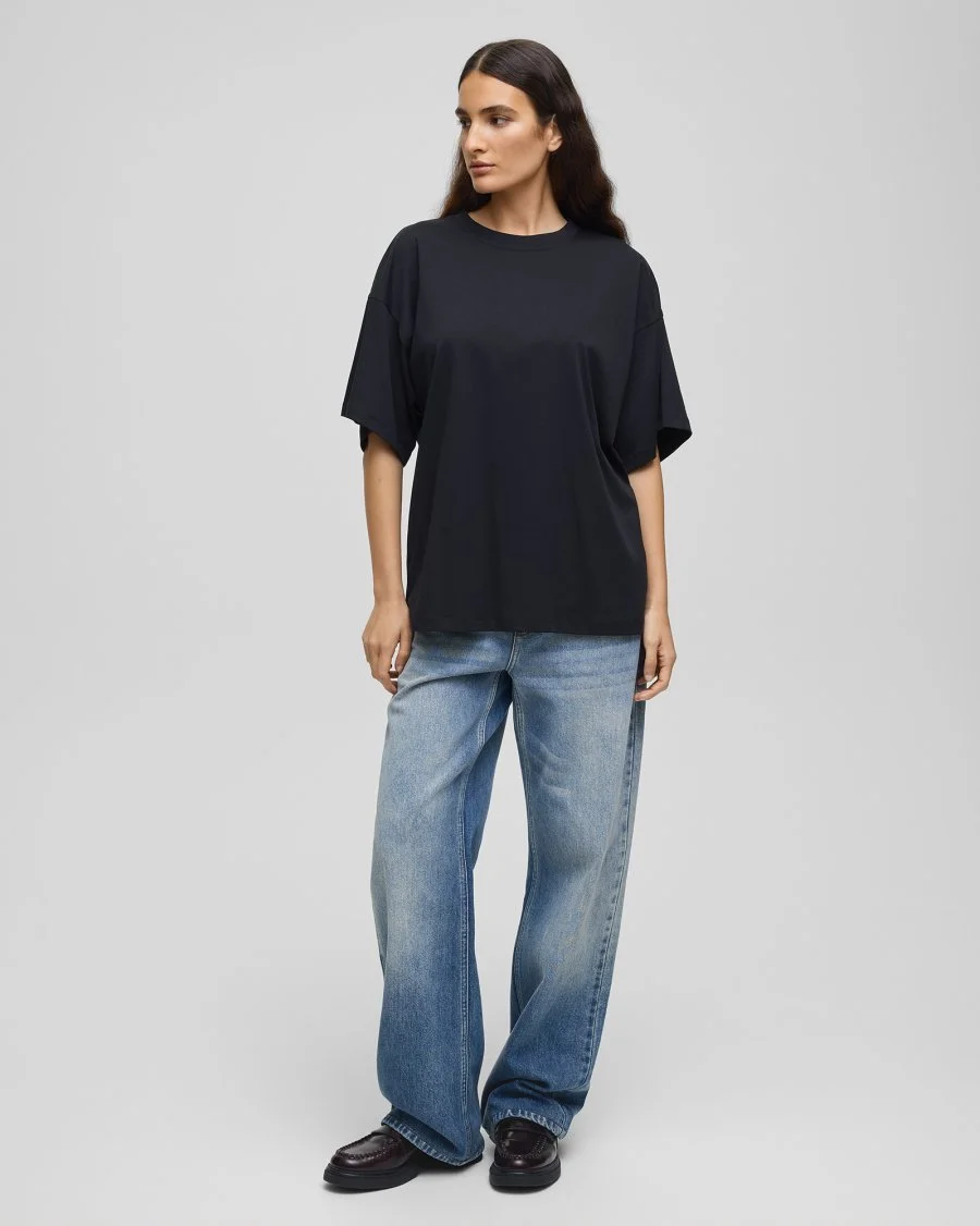 Vrouw draagt een MSCHKinsey Melea Tee t-shirt van Moss Copenhagen in kleur zwart in combinatie met jeans.