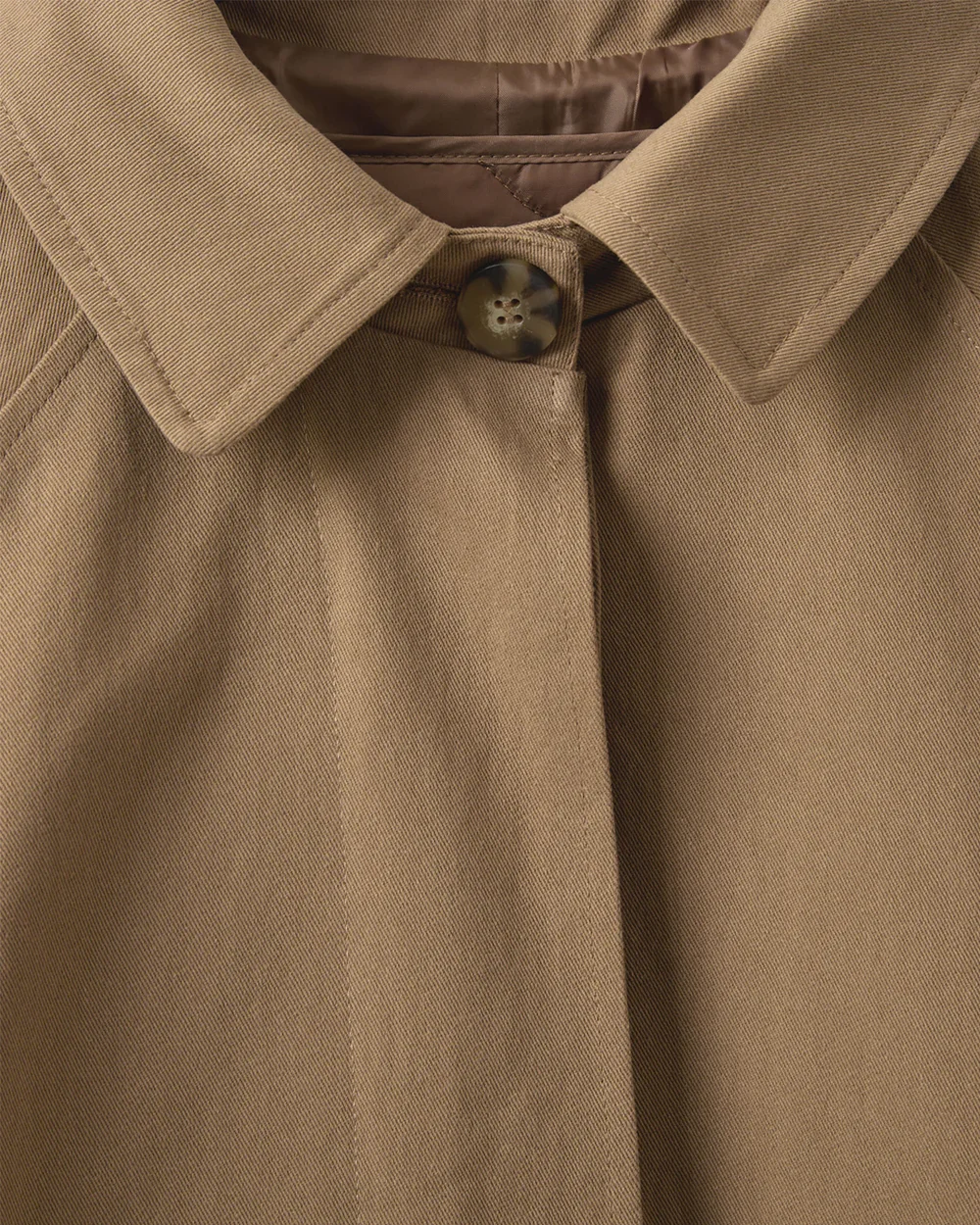 Close-up van de kraag van de Enisesw Coat in Camel kleur ontworpen door Sofie Schnoor.