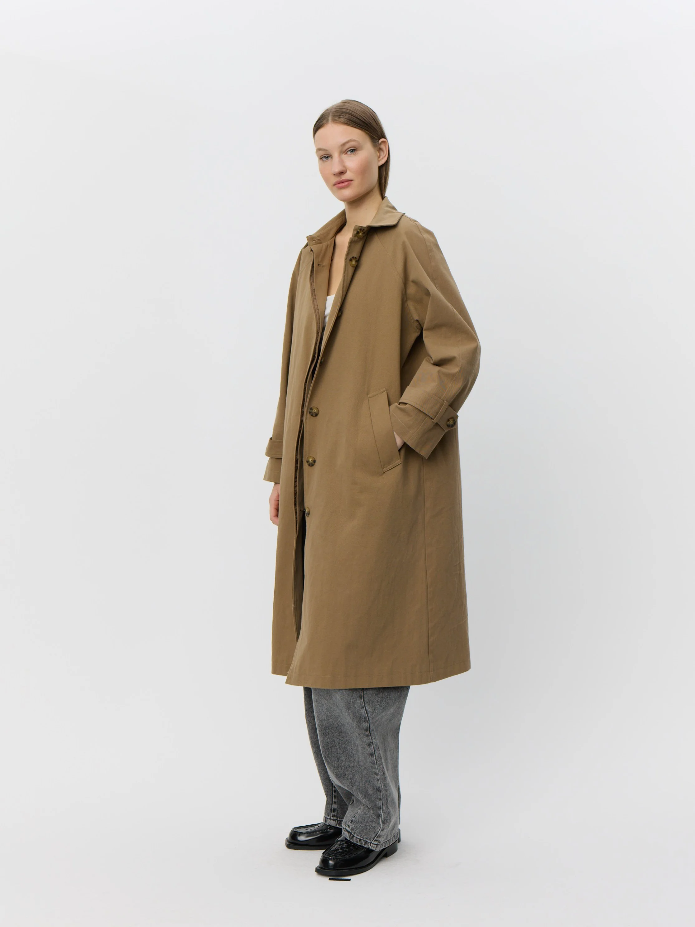 Vrouw draagt een Enisesw Coat in Camel kleur ontworpen door Sofie Schnoor.