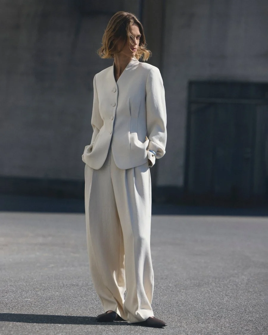 Vrouw draagt MSCHEsteriane blazer van Moss Copenhagen met bijpassende broek in kleur oatmeal melange.