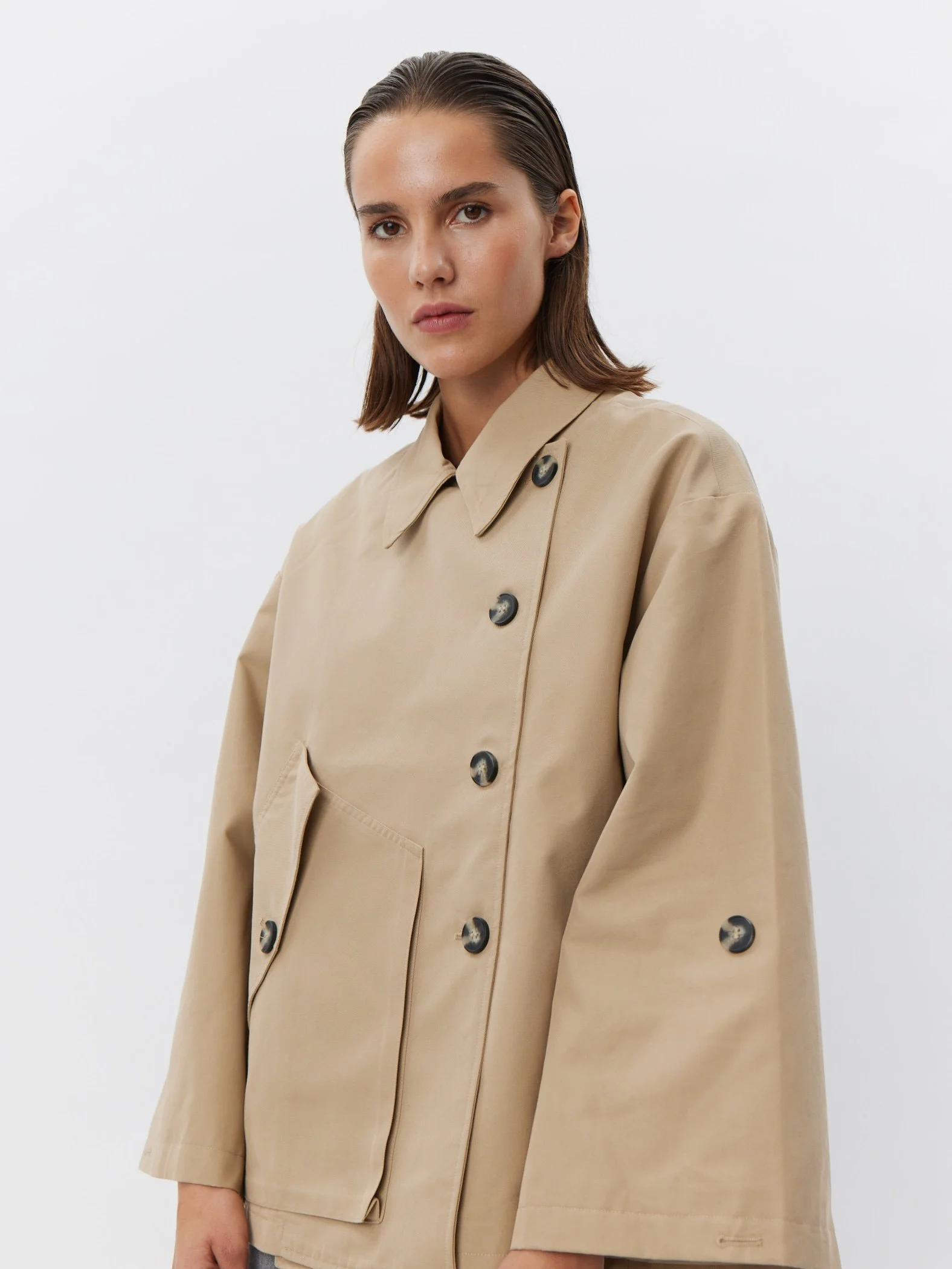 Vrouw met Agathasw jacket jas aan van merk Sofie Schnoor.