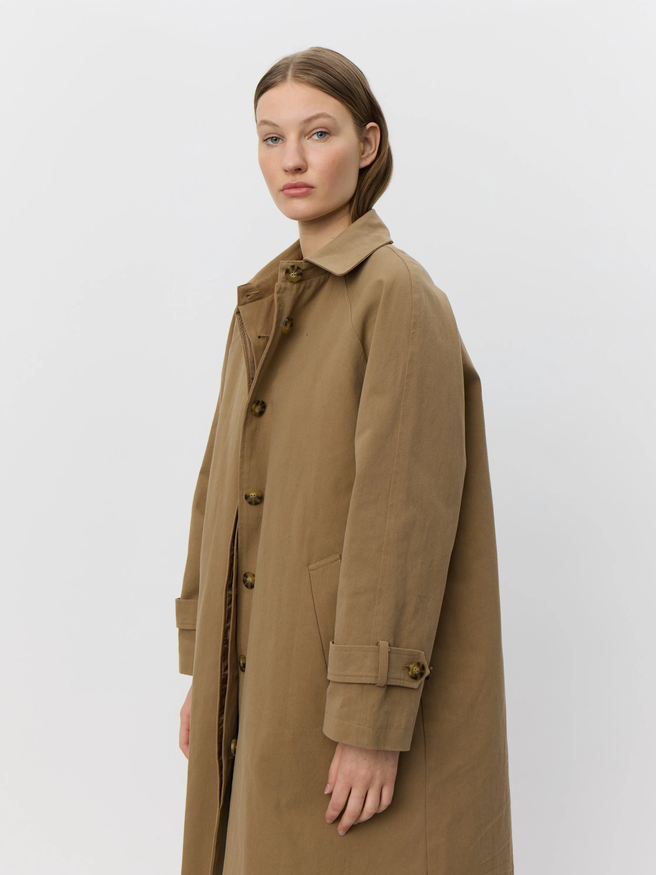 Vrouw draagt een Enisesw Coat in Camel kleur ontworpen door Sofie Schnoor.