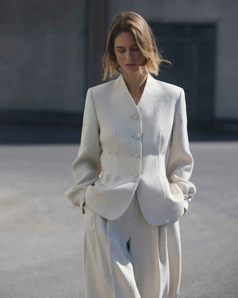 Vrouw draagt MSCHEsteriane blazer van Moss Copenhagen met bijpassende broek in kleur oatmeal melange.