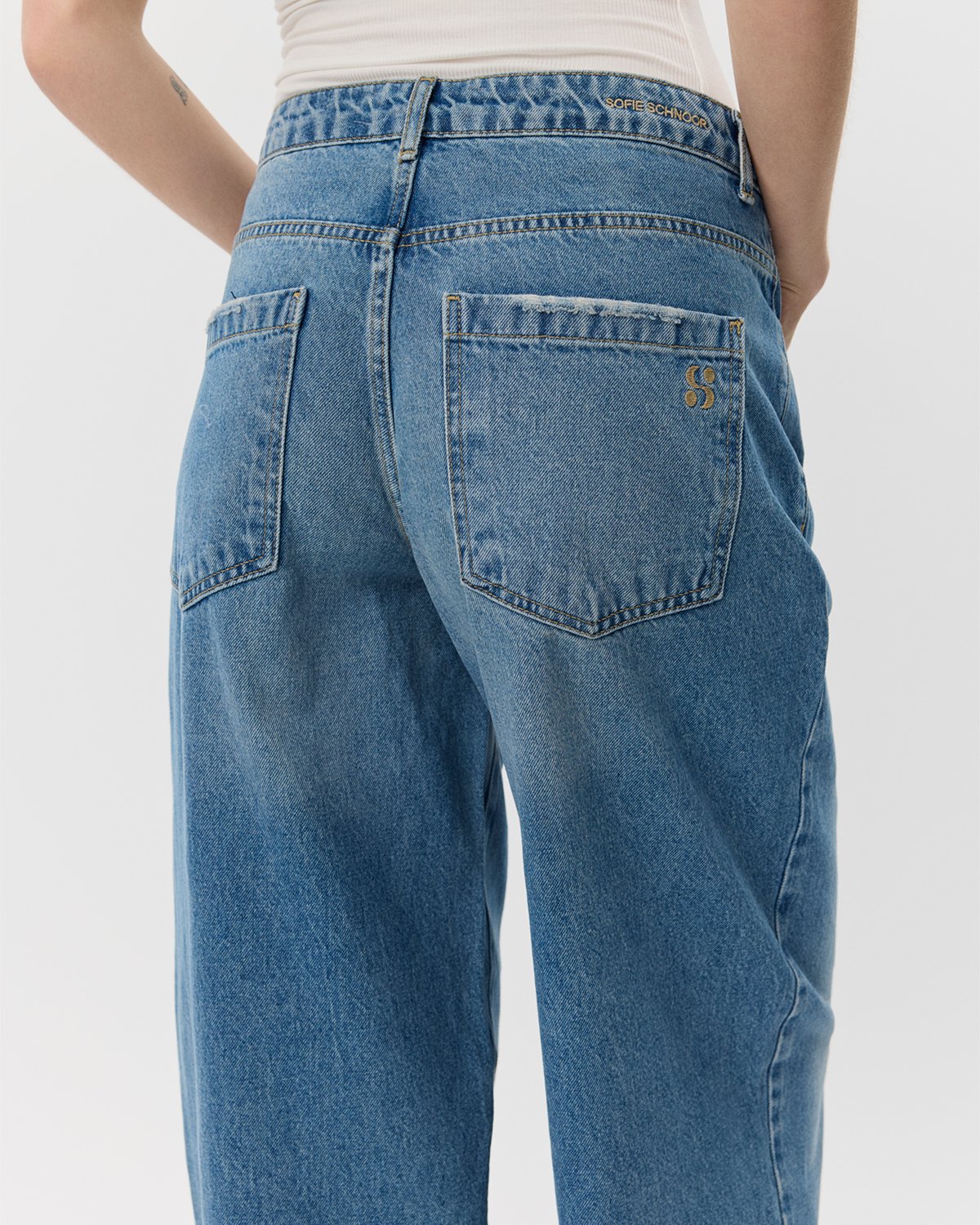 Achterzijde van de Havansw blauwe jeans van Sofie Schnoor.