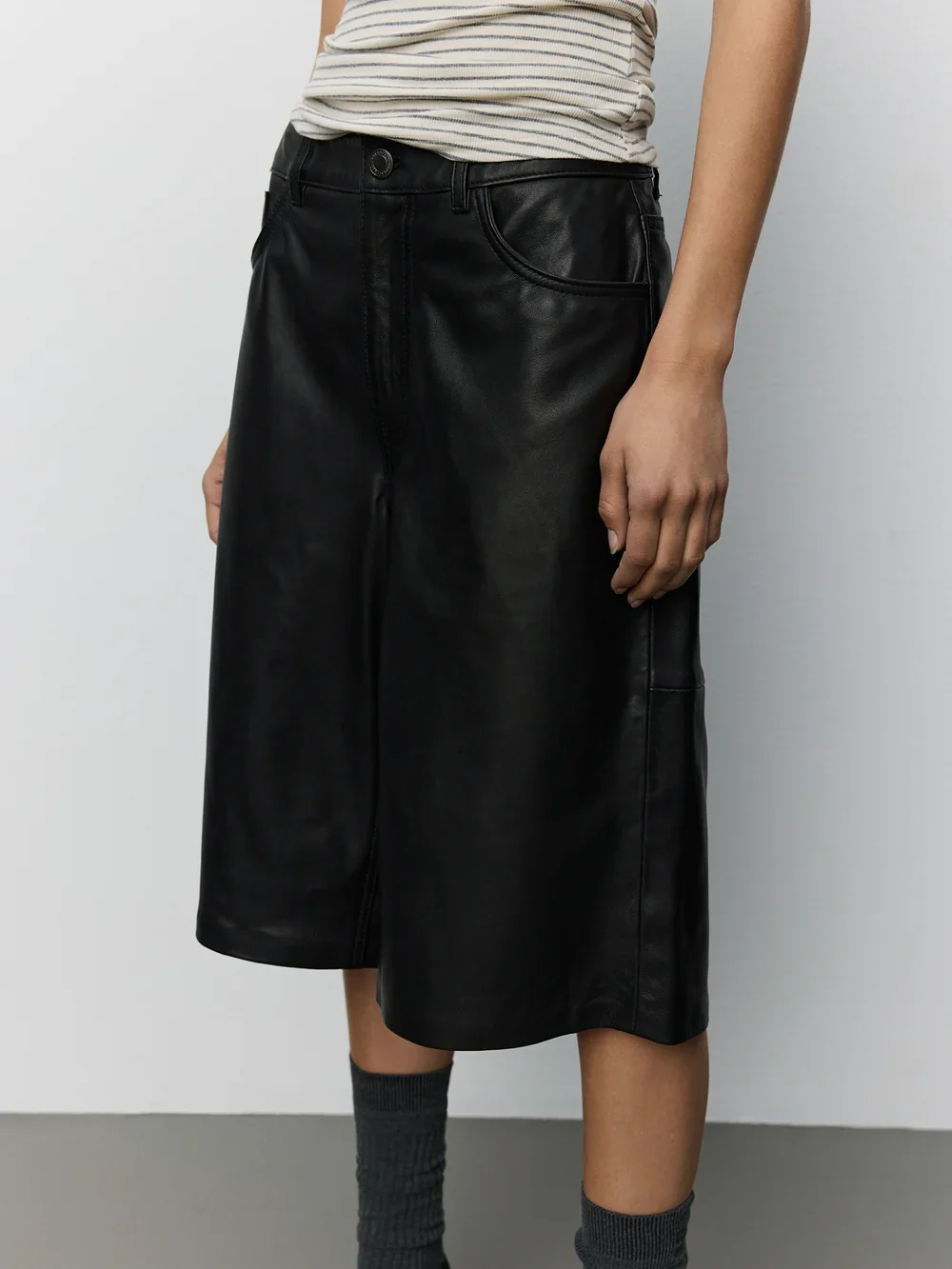 VOKESW_LAEDER_SHORTS-Shorts-SNOS471-1000_Black-5.jpg.webp