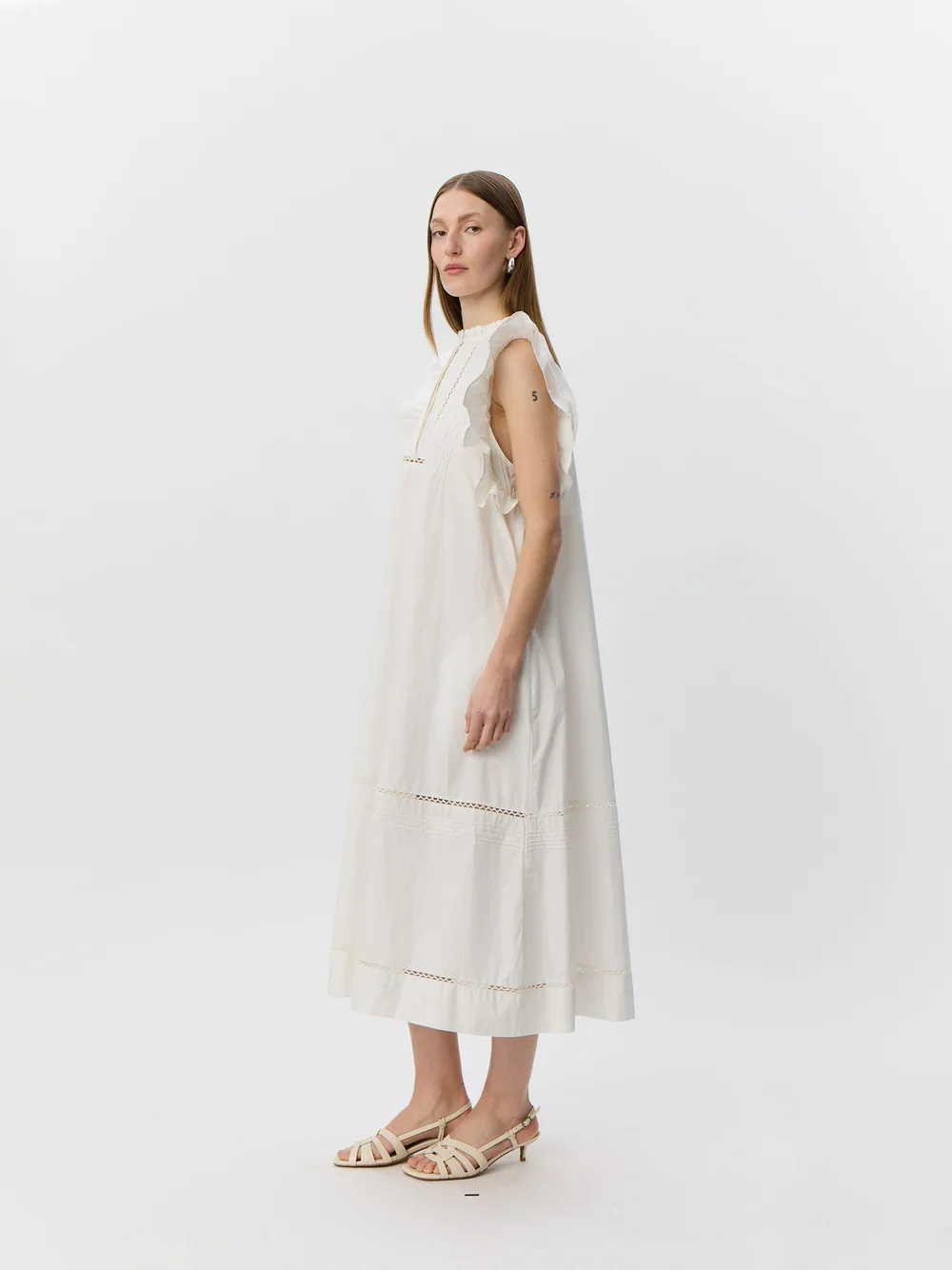 OTANIASW_FRILL_BOMULDSKJOLE-Kjole-S262147-0141_White_Alyssum-2.jpg.webp