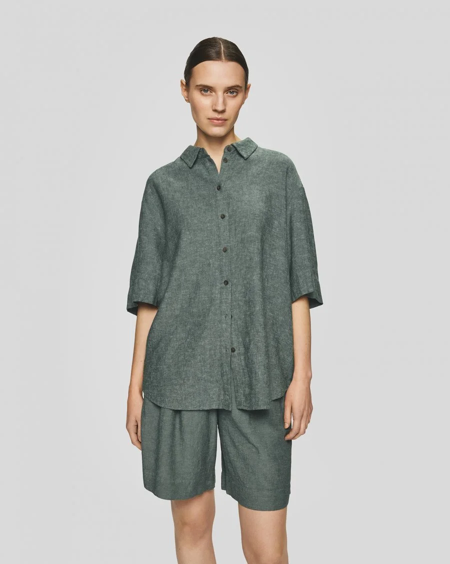 Vrouw met MSCHViana Ginia shirt en hoge taille shorts in kleur Laurel van Moss Copenhagen.