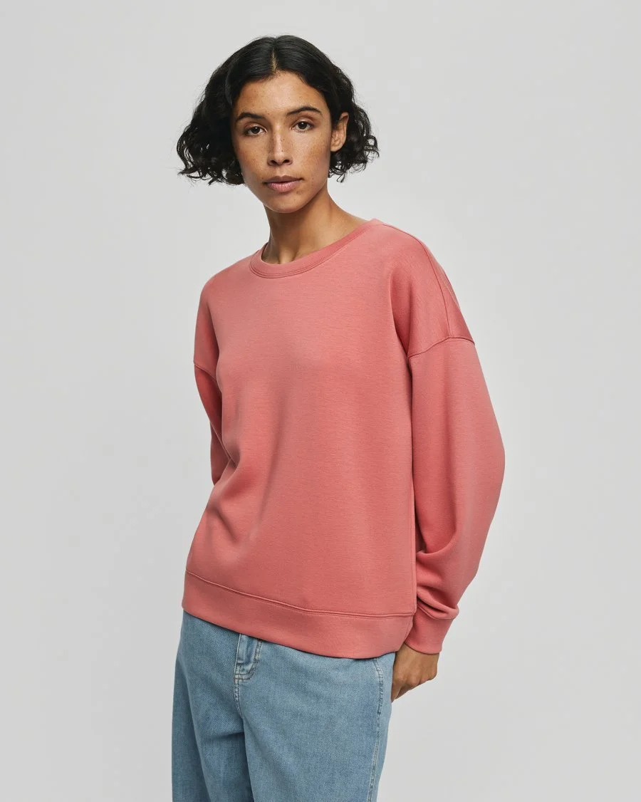 Vrouw draagt MSCHIma Q Sweatshirt in kleur faded rose van het merk Moss Copenhagen.