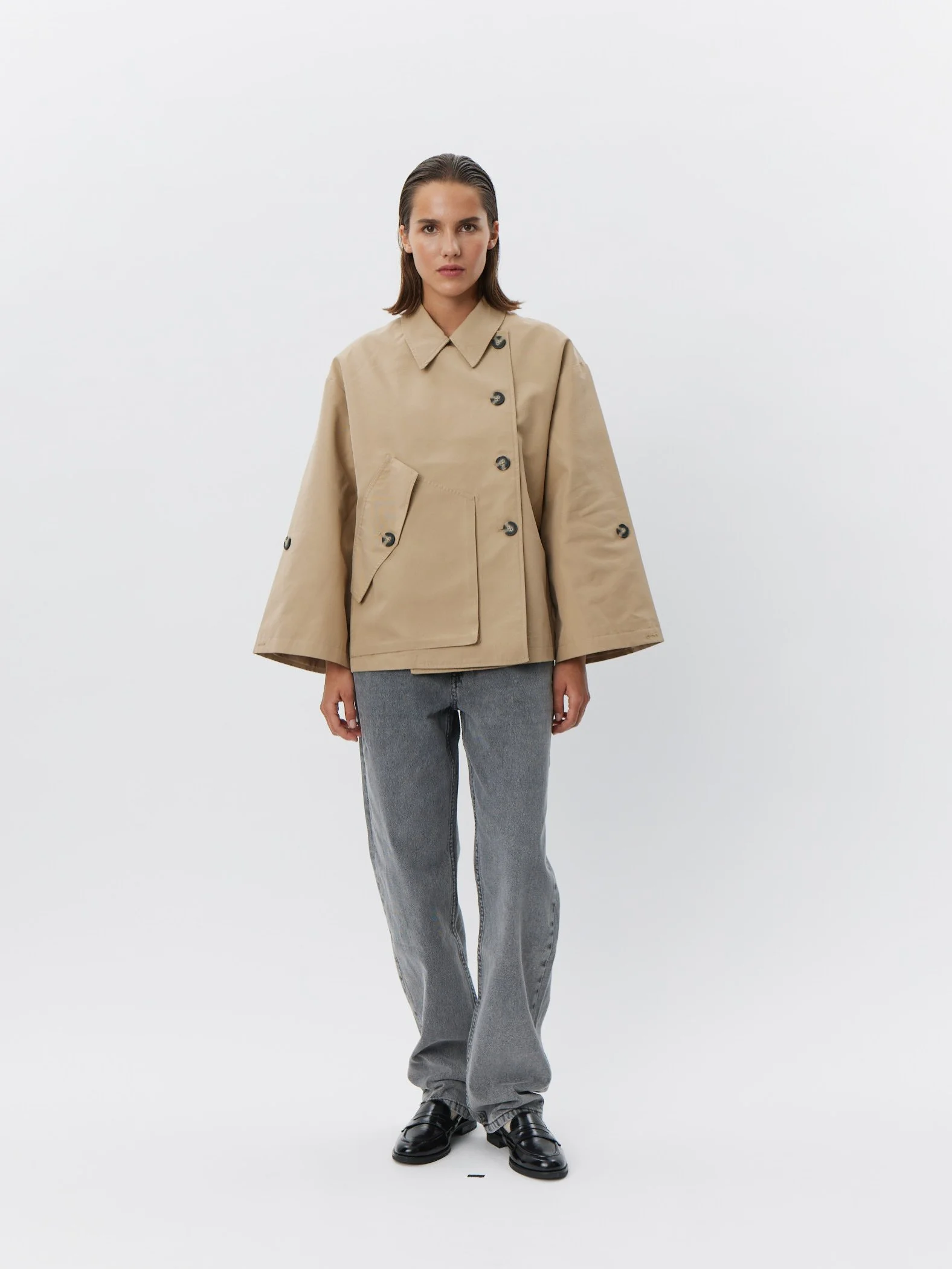 Vrouw met Agathasw jacket jas aan van merk Sofie Schnoor.