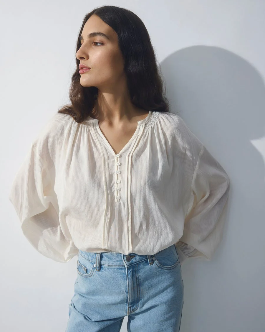 Vrouw met MSCHGabrielle Top blouse aan in kleur wit van Moss Copenhagen.