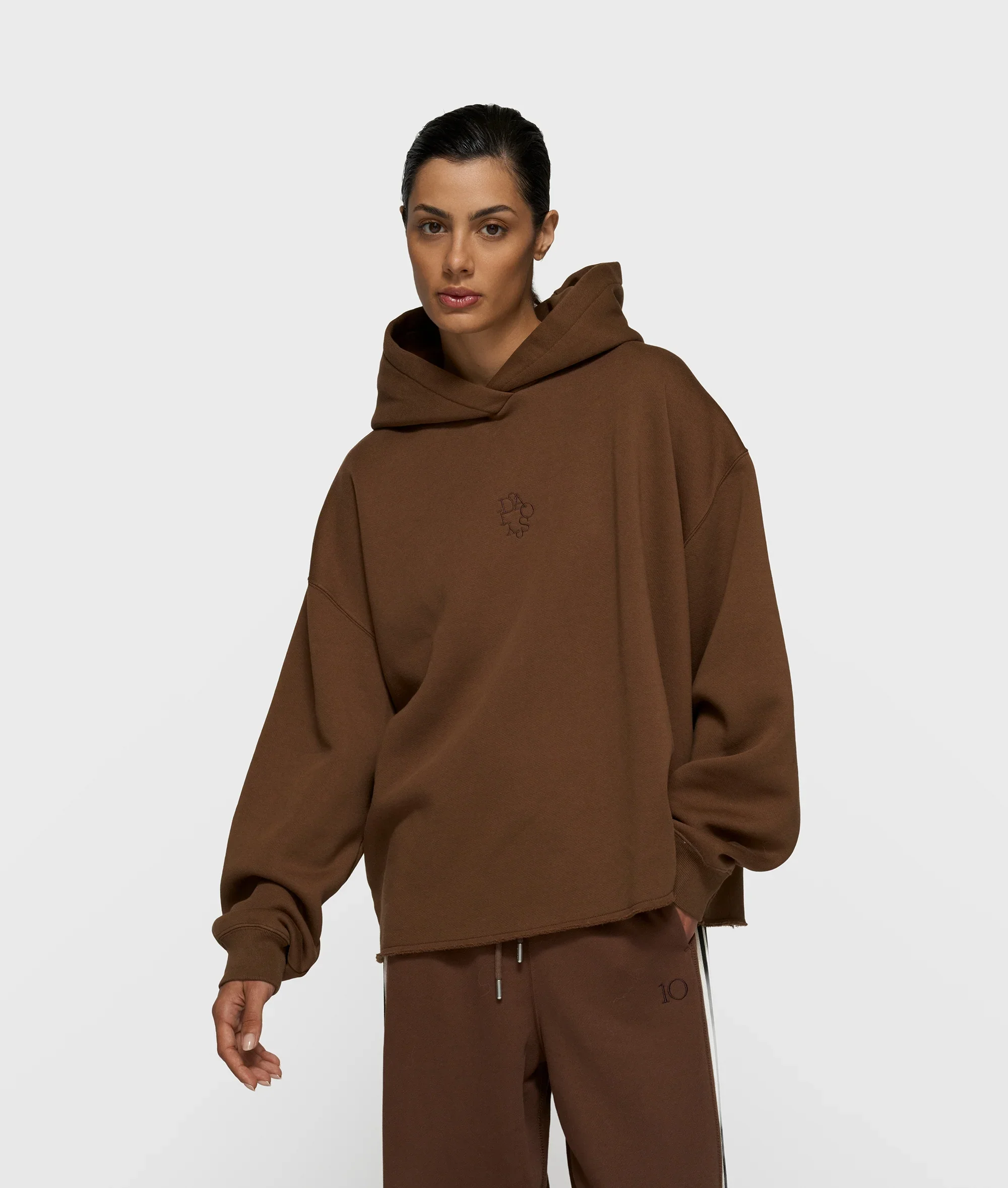 Vrouw met kort haar draagt de Statement Hoodie Brown van 10DAYS.