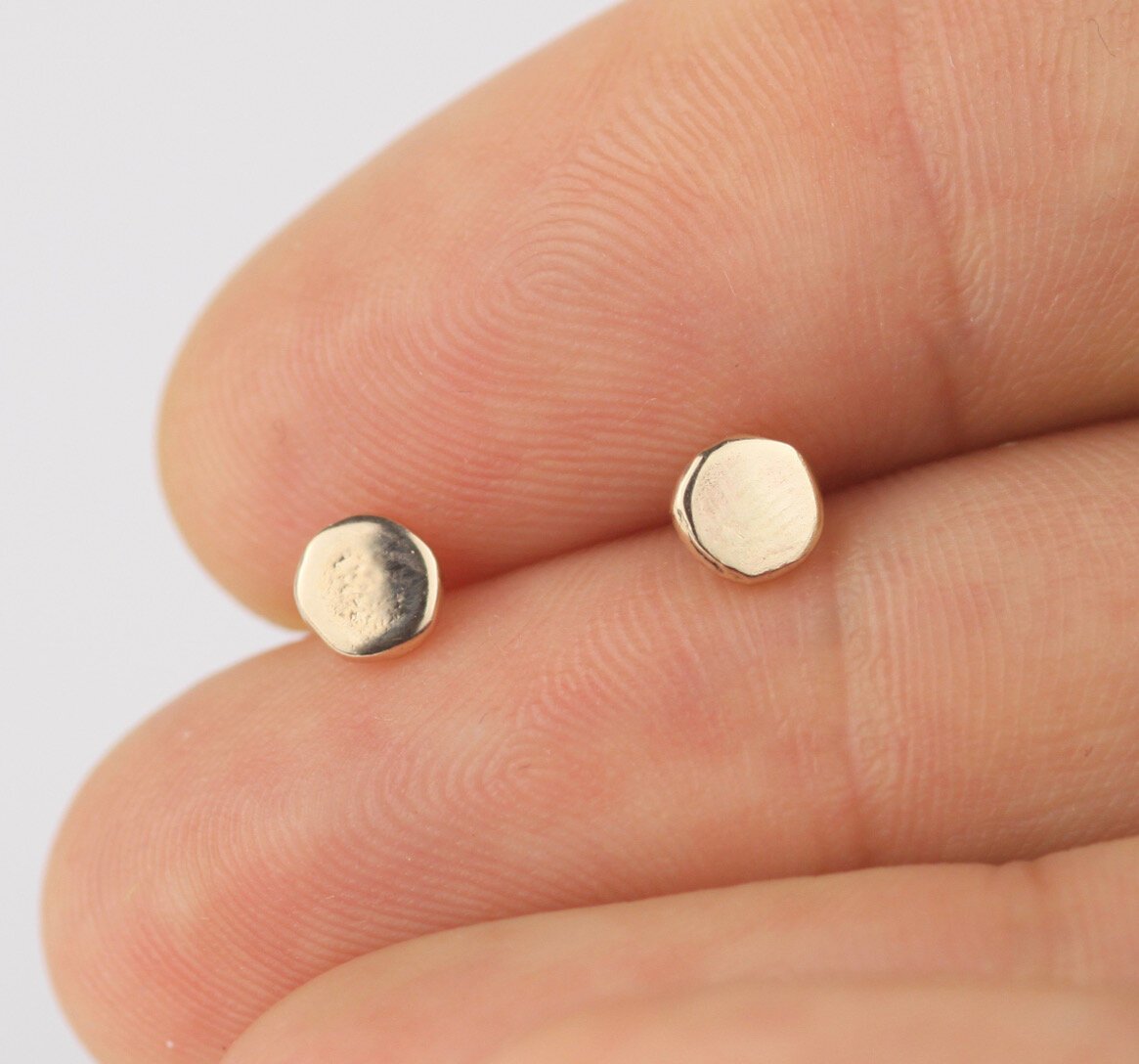 9ct+yellow+gold+little+flat+stud+earrings+5.jpg