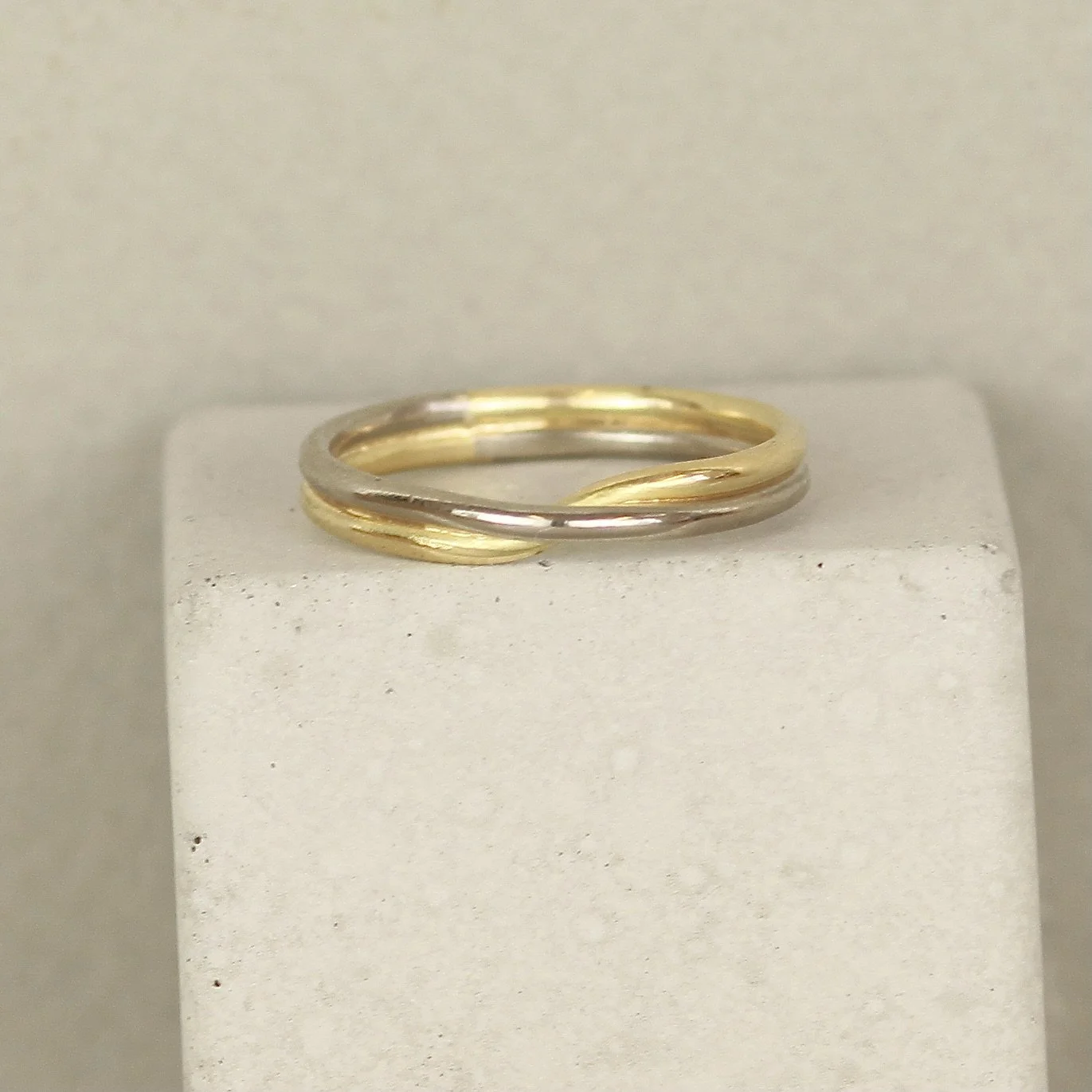 18ct+recycled+yellow+and+white+gold+infinity+twist+ring.JPG