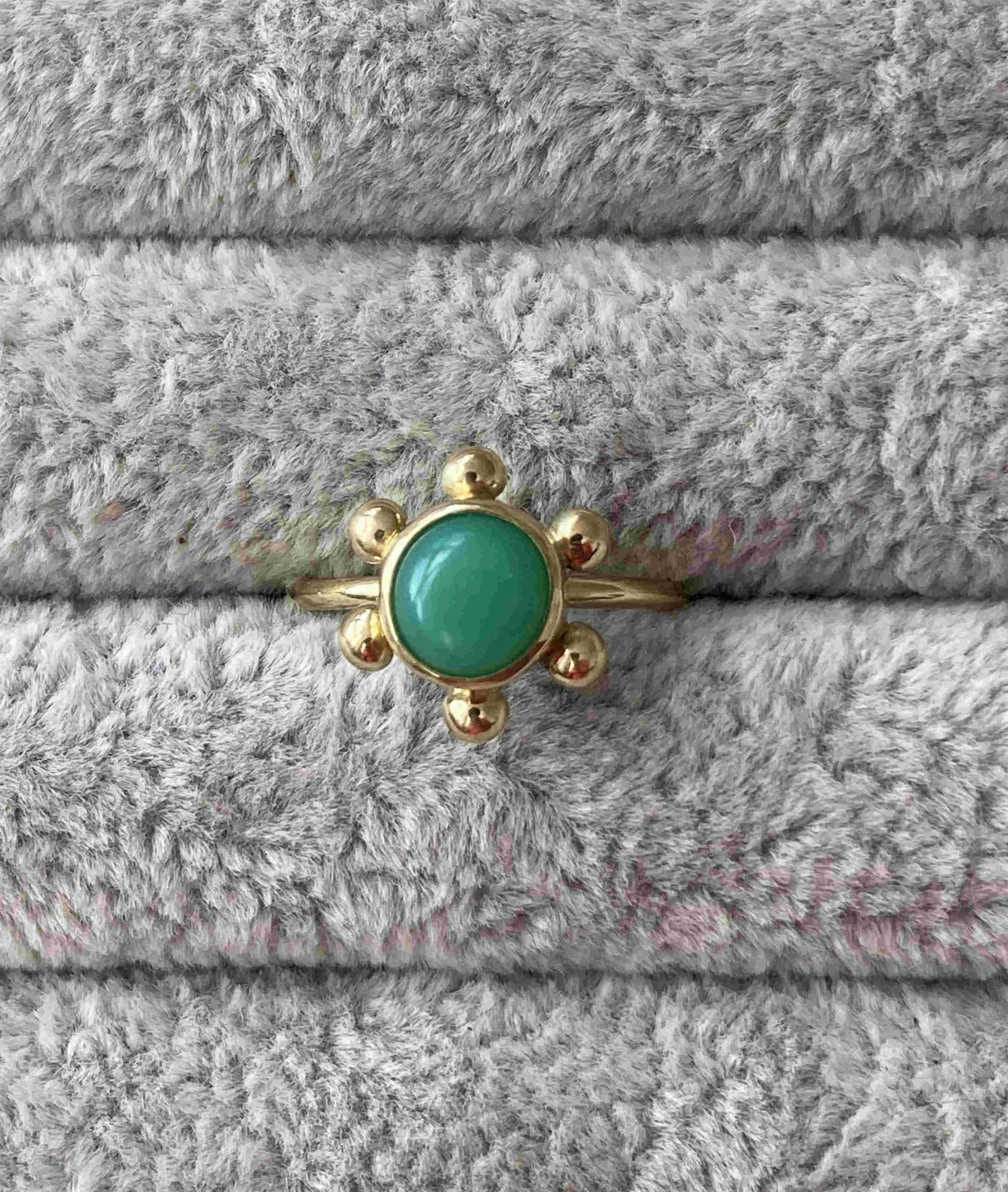 18ct_gold_chrysoprase_round_studded_ring_5_MV_400.jpg