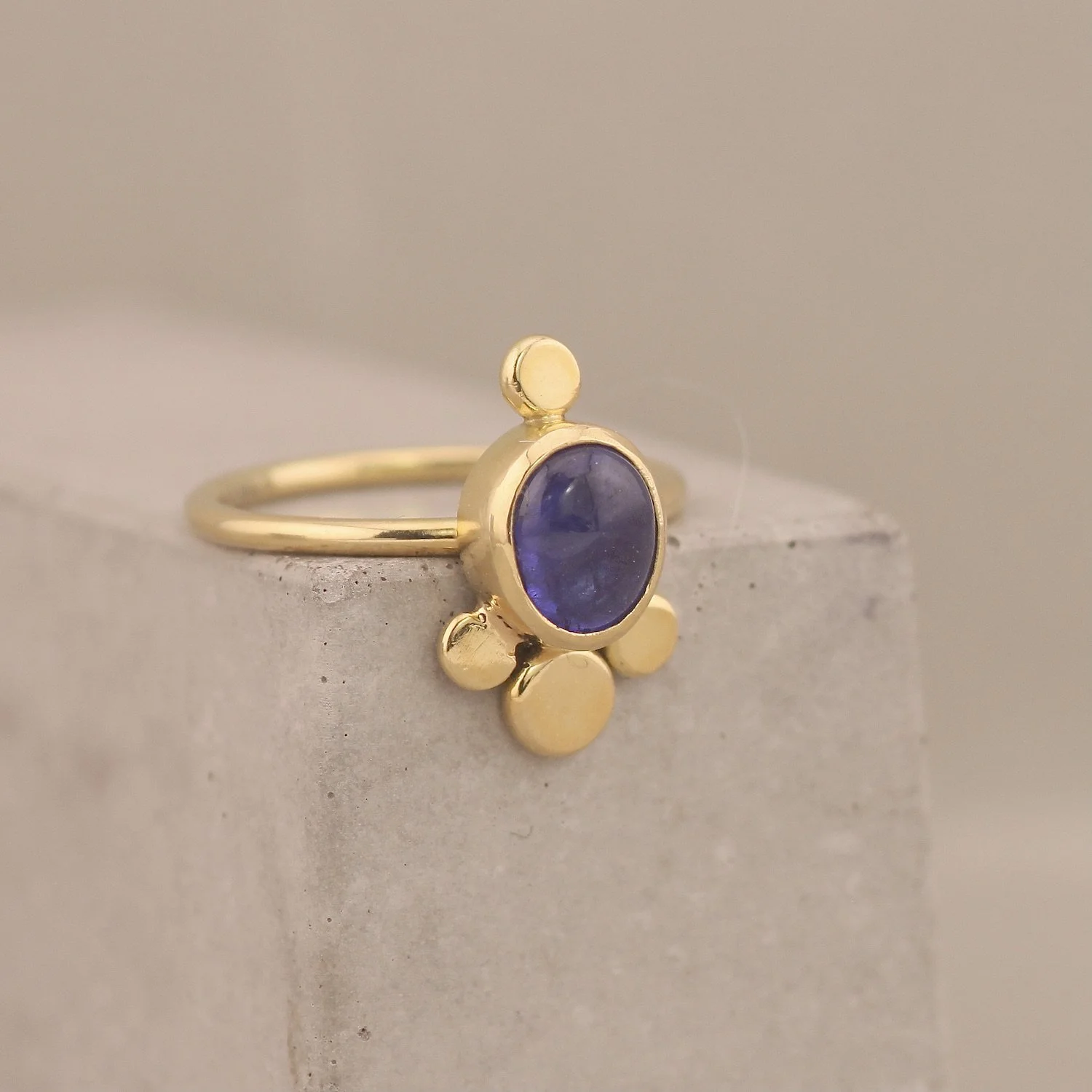 18ct Gold Oval Tanzanite Portal Ring.JPG