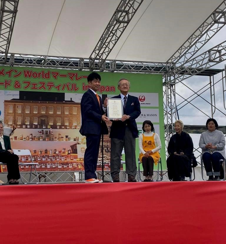 Mr Yoshida receiveing his certificate from Mayor Oshiro.jpg