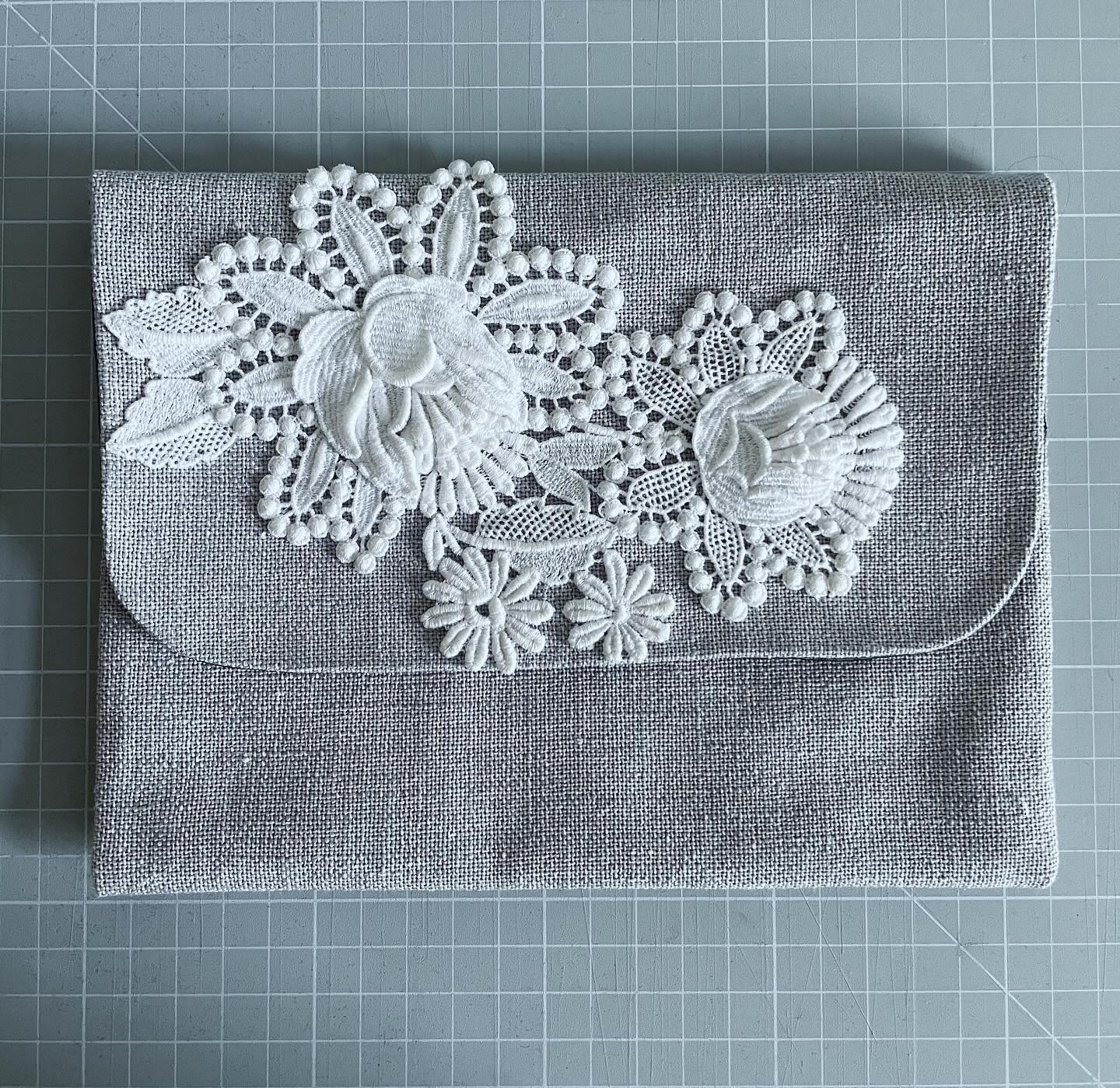 I made a little fold over clutch bag from silver grey linen featuring some vintage lace I rescued from a very tired dress a while ago. Big enough for a phone, a purse and a lippy. What more do you need?! #madebyme #fabriclove #vintage