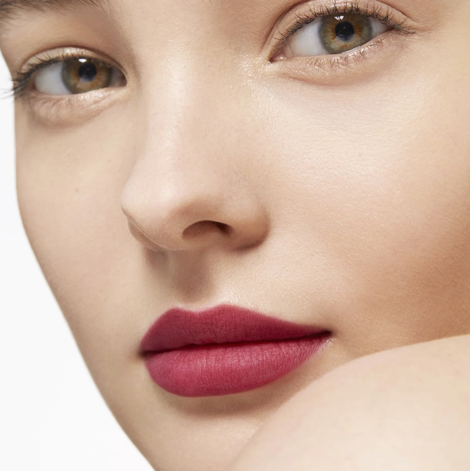 BEATRICE LASSAILLY CLARINS EMBELLISSEUR LEVRES MAT CARRIE_close up 2.jpg