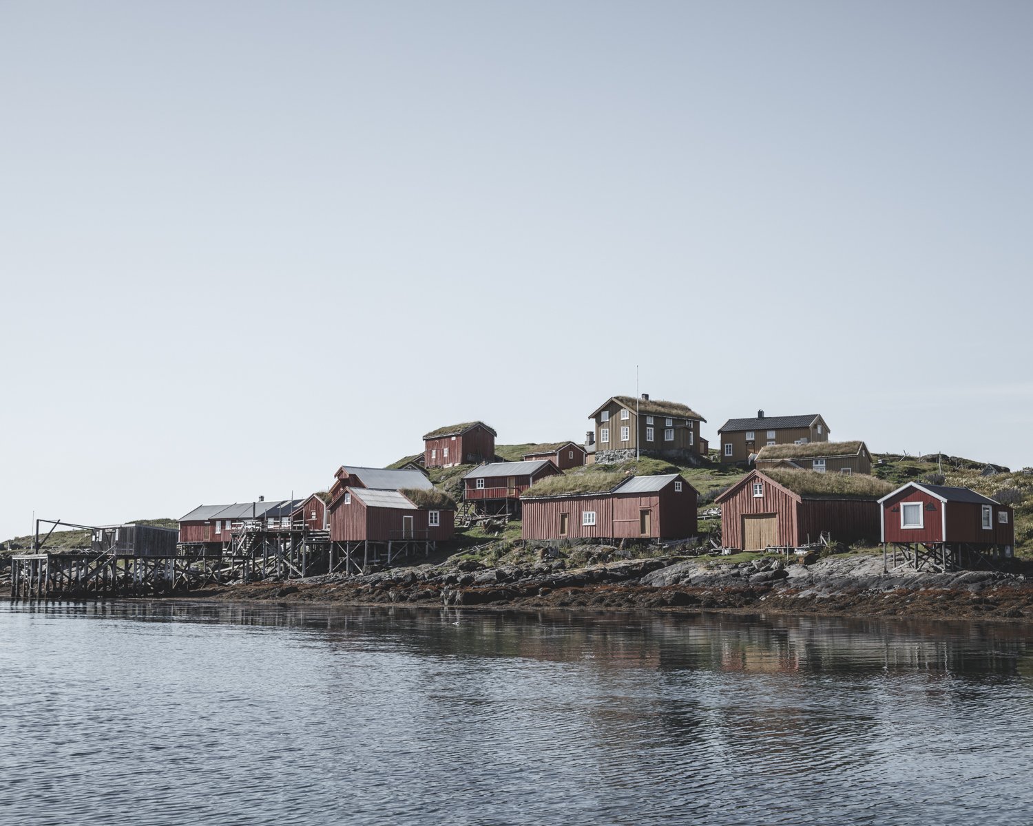Skærvær holds a (refurbished) settlement of original Nordland buildings. It seems they are all arranged in the same orientation with either the gable or the pitched roof facing the wind and the sea and placed in close proximity sheltering each other