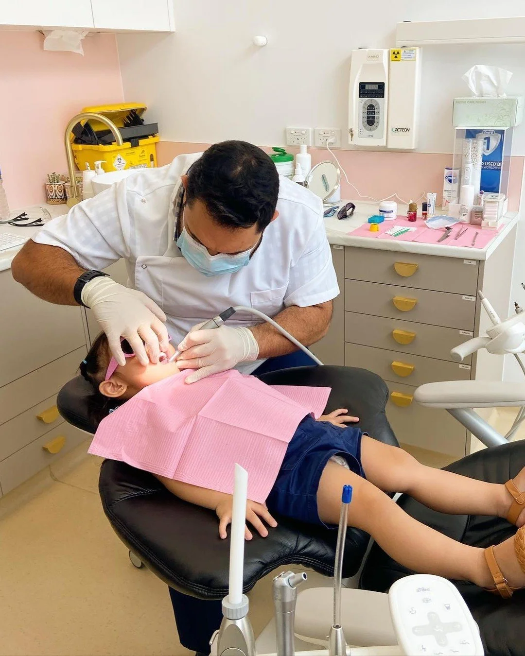 When the kids are braver than grown-ups! 😅🦷

Sitting in the chair at @thecaddensdentalbar  with big eyes and tiny nerves&hellip; all for that little visit from the tooth fairy ✨ Parents, you already know what&rsquo;s coming next 🤭