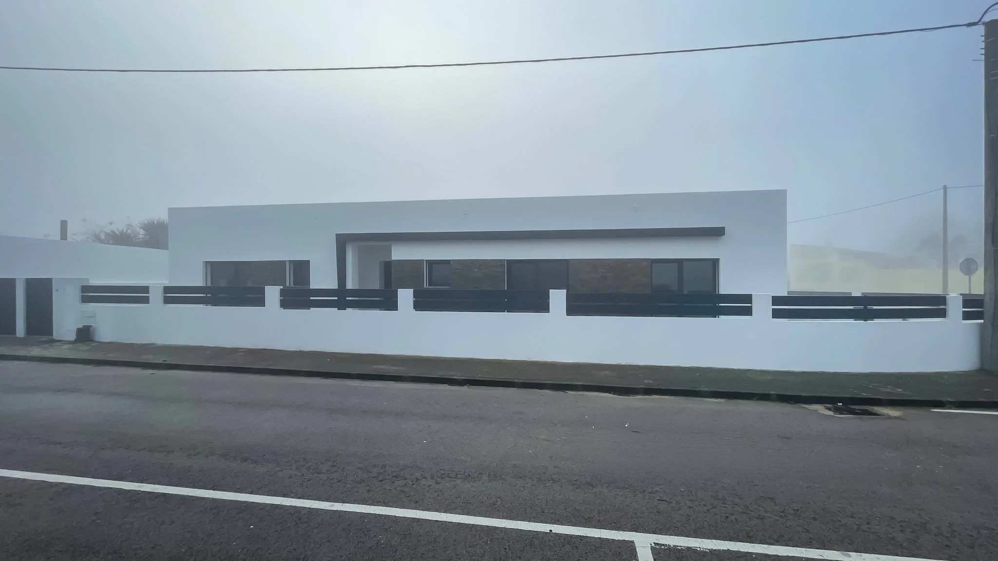 Mais uma moradia quase conclu&iacute;da!
Levantamento para as telas finais realizado apesar do nevoeiro e do frio 💪❄️ 
Local: Quinta da Marquesa, Quinta do Anjo (Palmela);
.
.
.
#architecture #design #architecturaldesign #modernarchiteture #construc