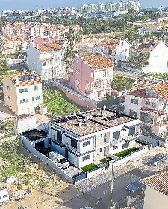 Projeto da Logikevidence para duas moradias geminadas com 2 pisos, garagem e piscina na Quinta do Bau-Bau em Almada. Precisa de um or&ccedil;amento para um projeto de Arquitetura e Engenharia? Entre em contacto connosco! #logikevidence #logikevidence
