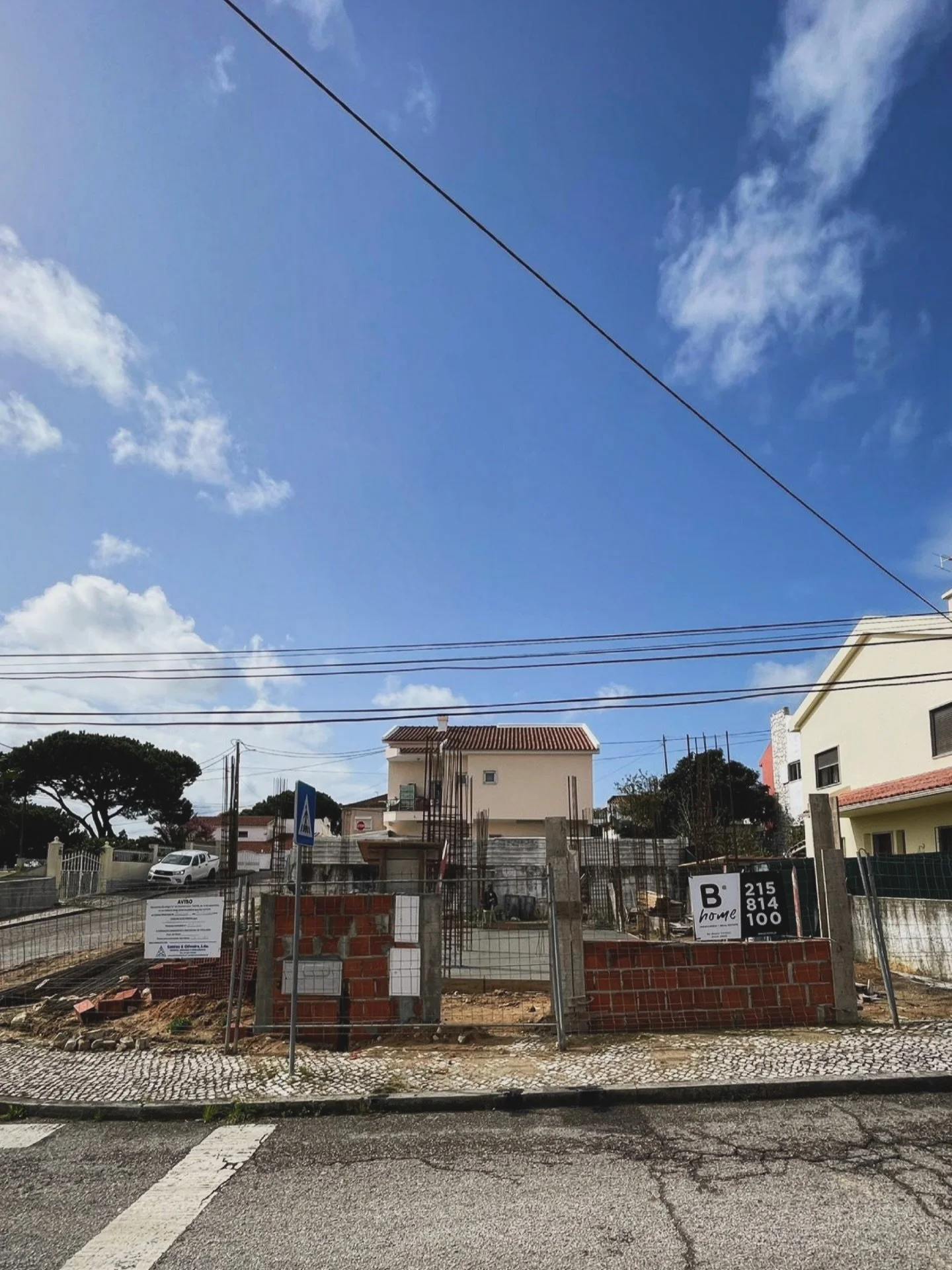 Mais uma obra a come&ccedil;ar 🏗️Projeto para a Quinta da Morgadinha, na Charneca da Caparica em Almada. Moradia de 2 pisos, com garagem e piscina. Dispon&iacute;vel para venda, mais informa&ccedil;&otilde;es com @bhome.bybrunomendes 🏠🏷️ #logikevi