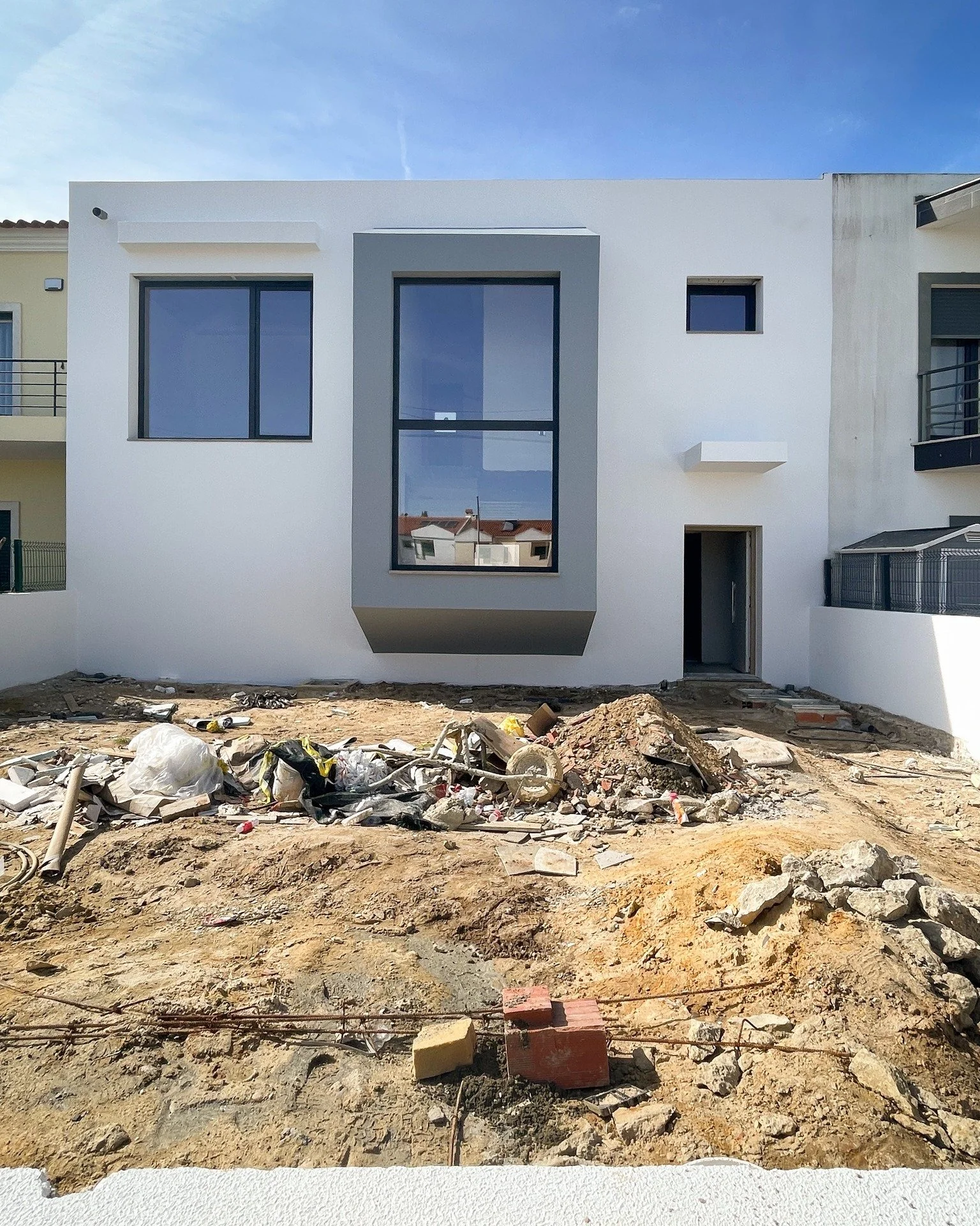 Constru&ccedil;&atilde;o quase conclu&iacute;da com projeto de Arquitetura da LogikEvidence. Esta moradia encontra-se &agrave; venda, contacte a @taniacristinoiad  para mais informa&ccedil;&otilde;es 🏠🏷️ #logikevidence #logikevidencearquitetura 
.
