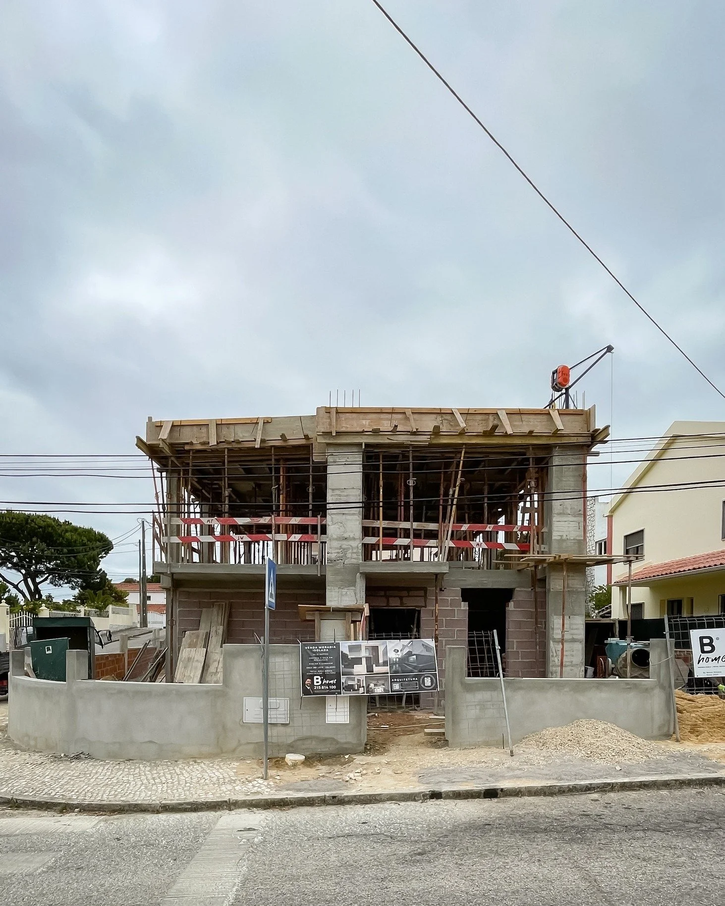 Continuamos a acompanhar esta obra! 🏗️ Projeto Logikevidence para a Quinta da Morgadinha, na Charneca da Caparica em Almada. Moradia de 2 pisos, com garagem e piscina. Dispon&iacute;vel para venda, mais informa&ccedil;&otilde;es com @bhome.bybrunome