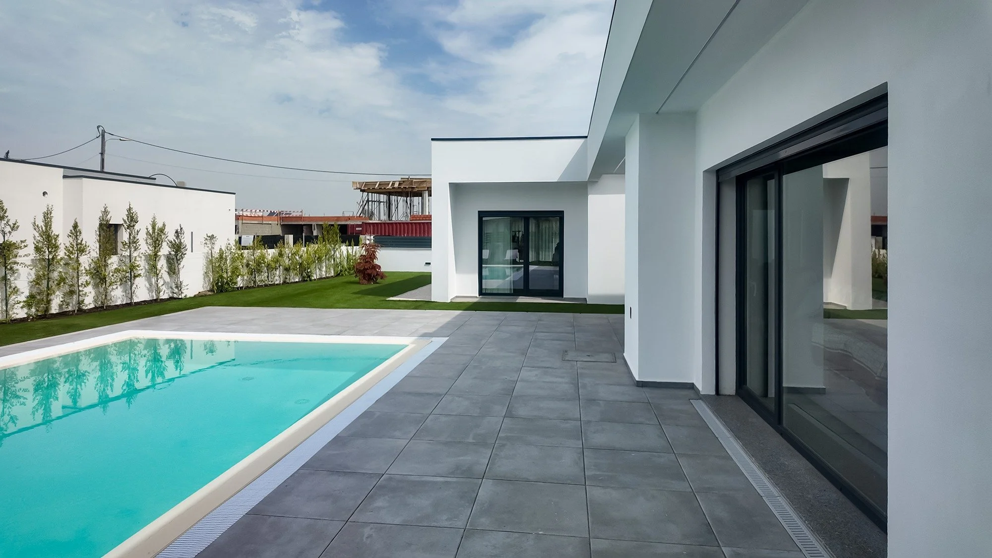 Mais uma obra conclu&iacute;da ✨ Projeto de arquitetura da Logikevidence para moradia unifamiliar de 1 piso + garagem e piscina. Imagina-se a viver aqui?
.
#logikevidence #logikevidencearquitetura #arquitetura #quintadoanjo #palmela #arquiteturaalmad
