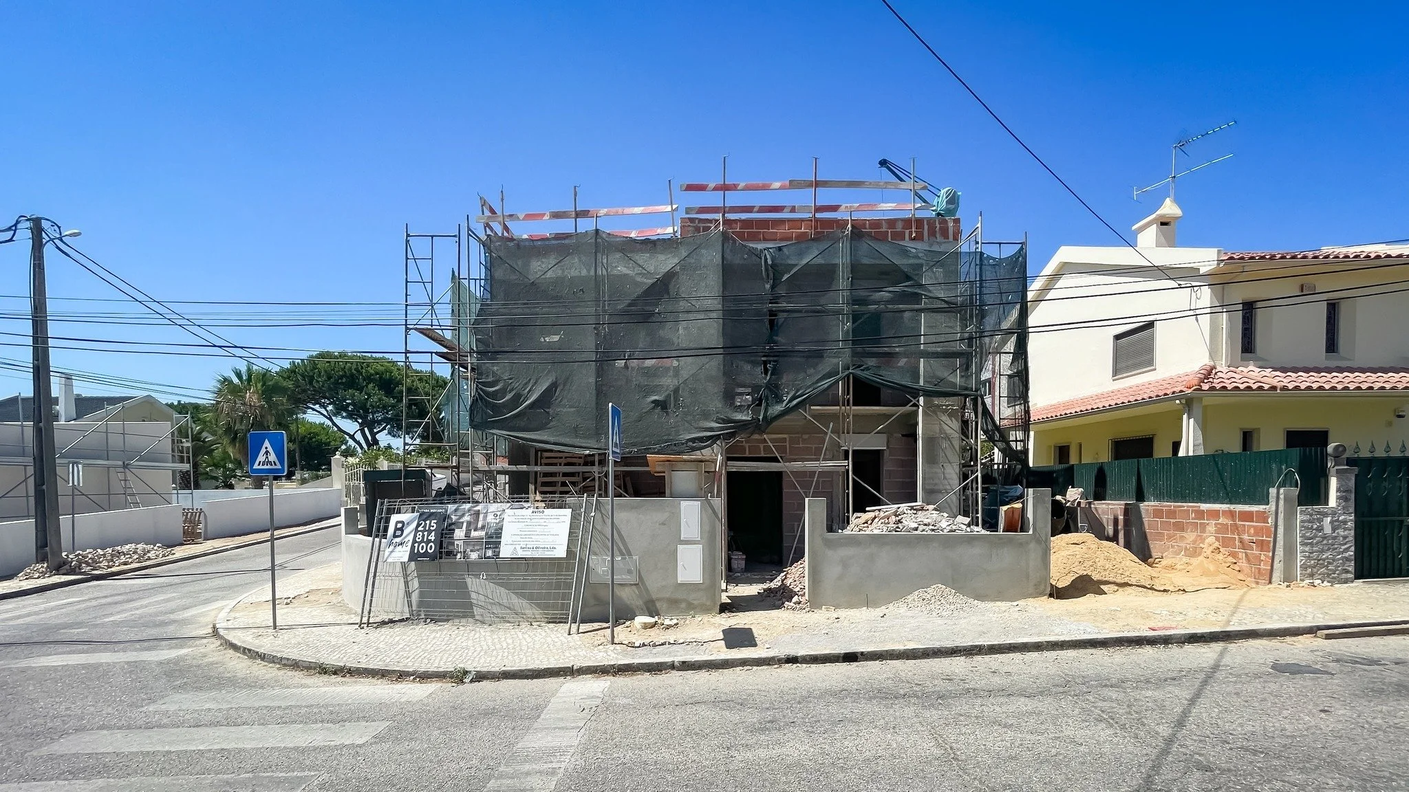 Continuamos a acompanhar esta obra! 🏗️ Projeto Logikevidence para a Quinta da Morgadinha, na Charneca da Caparica em Almada. Moradia de 2 pisos, com garagem e piscina. 🏠 #logikevidence #logikevidencearquitetura #arquitetura
.
.
.
#architecture