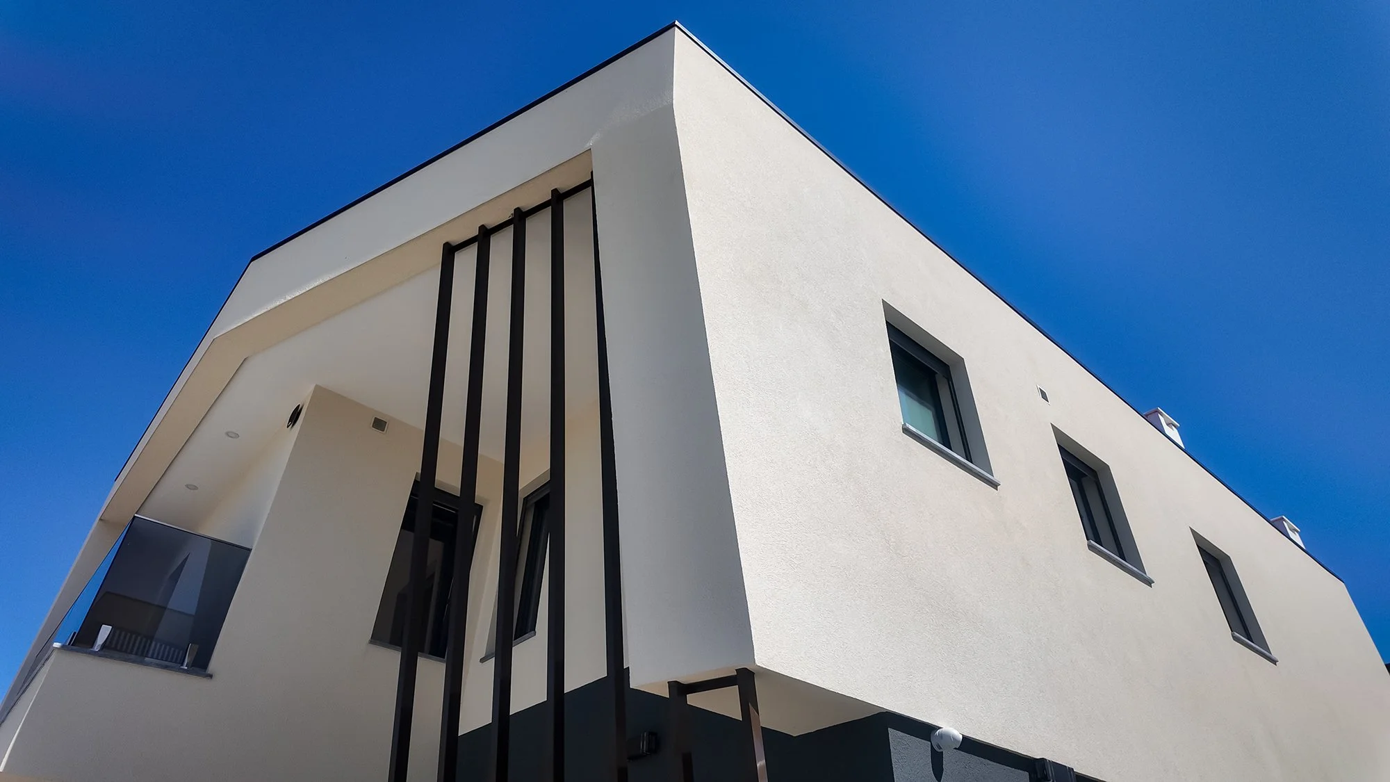 Obra quase conclu&iacute;da ✨ Projeto de arquitetura da Logikevidence para moradia unifamiliar de 2 pisos + garagem e piscina. 
#logikevidence #logikevidencearquitetura #arquitetura #quintadomadorno #almada #arquiteturaalmada #pojectoalmada