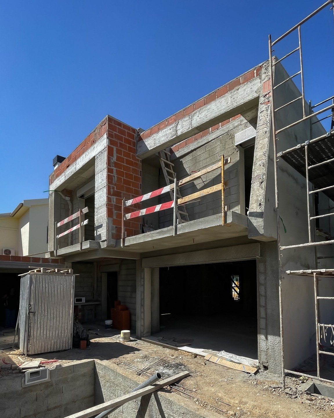 Continuamos a acompanhar esta obra! 🏗️ Projeto Logikevidence para a Quinta da Morgadinha, na Charneca da Caparica em Almada. Moradia de 2 pisos, com garagem e piscina. 🏠 #logikevidence #logikevidencearquitetura #arquitetura