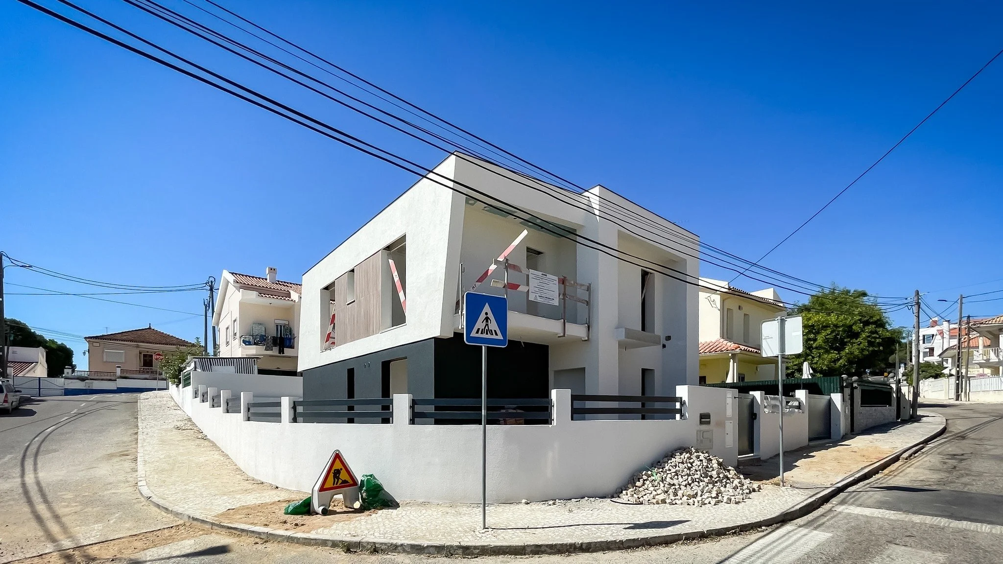 Continuamos a acompanhar esta obra na Quinta da Morgadinha, em Almada. 
Iniciada em mar&ccedil;o de 2026, est&aacute; cada vez mais perto de ficar conclu&iacute;da! 👏
Est&aacute; a pensar construir? Fale connosco!
☎️ 928 263 694 | 211 827 585 #logik