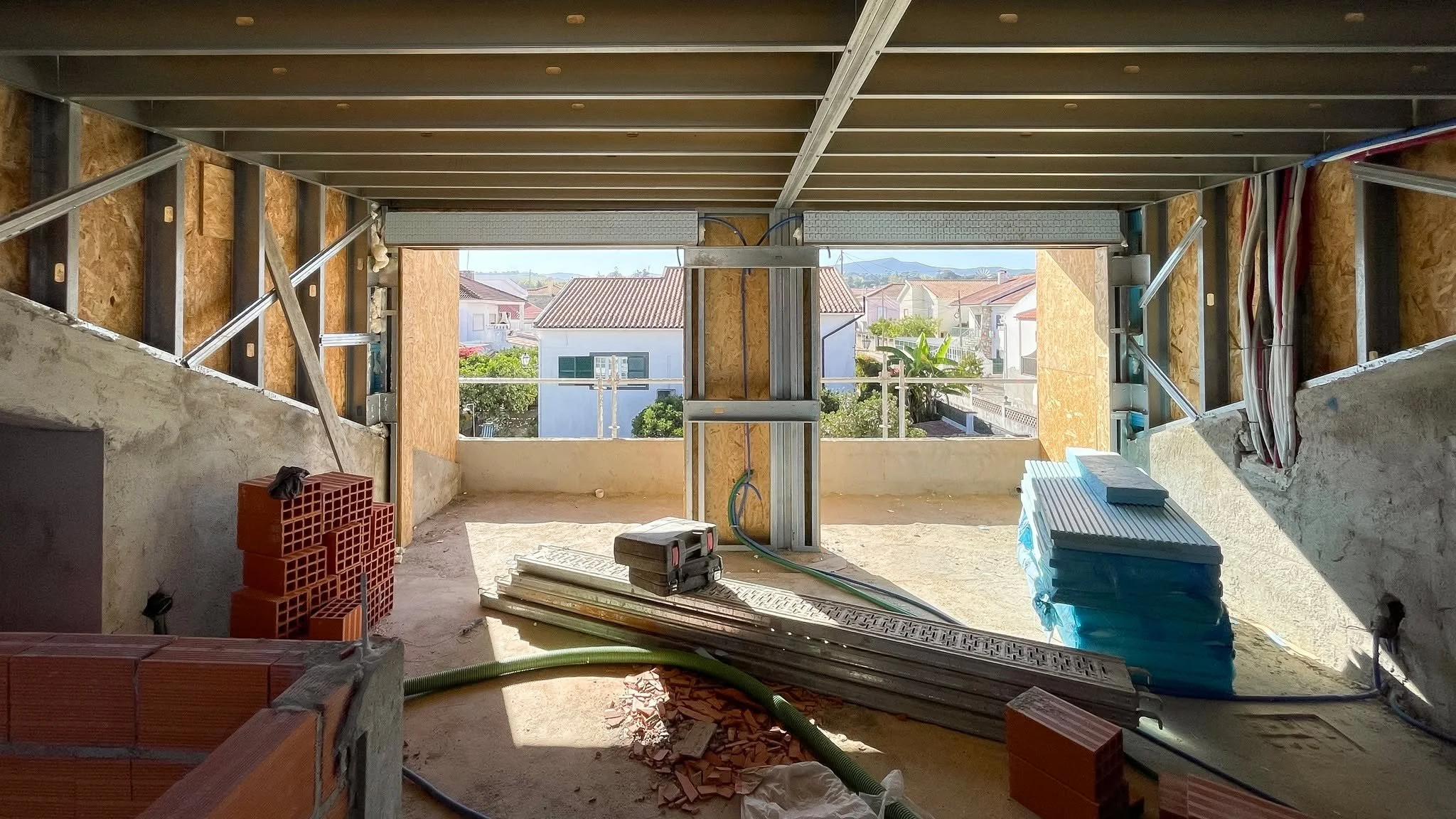 Acompanhamento da obra de altera&ccedil;&atilde;o de uma moradia em Azeit&atilde;o, com Projeto de Arquitetura da Logikevidence #logikevidence #logikevidencearquitetura 
.
.
.
#azeitao #constru&ccedil;&atilde;ocivil #projetoarquitetura #arquitetura #