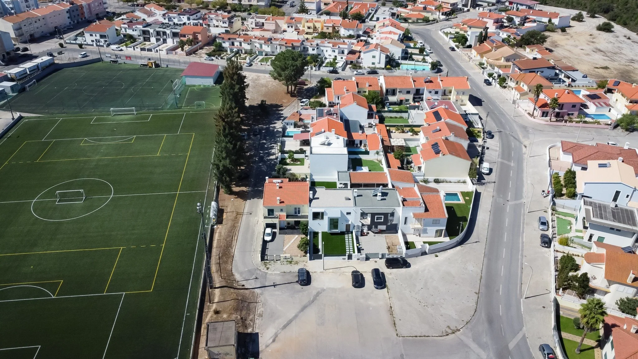 A Brejoeira, em Azeit&atilde;o, vista de cima. Entre as moradias desta paisagem, uma delas &eacute; um projeto da Logikevidence 🙌 #logikevidence #logikevidencearquitetura 
.
.
.
#drone #azeit&atilde;o #dji #djidrone #dronesdaily #set&uacute;bal #dji