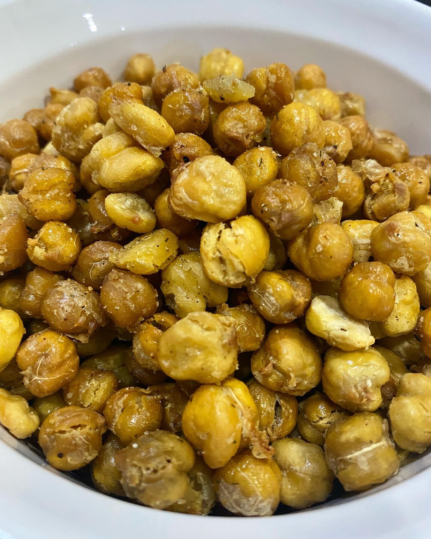 Looking for a new snack idea? 
I gotchu.

#Chickpeas are not only crunchy and nutty but also packed with protein and fiber. (One cup contains 14.5 g of protein &amp; 12 grams of fiber !)

1 can of chickpeas is ~$1.50 (less than most protein bars or d