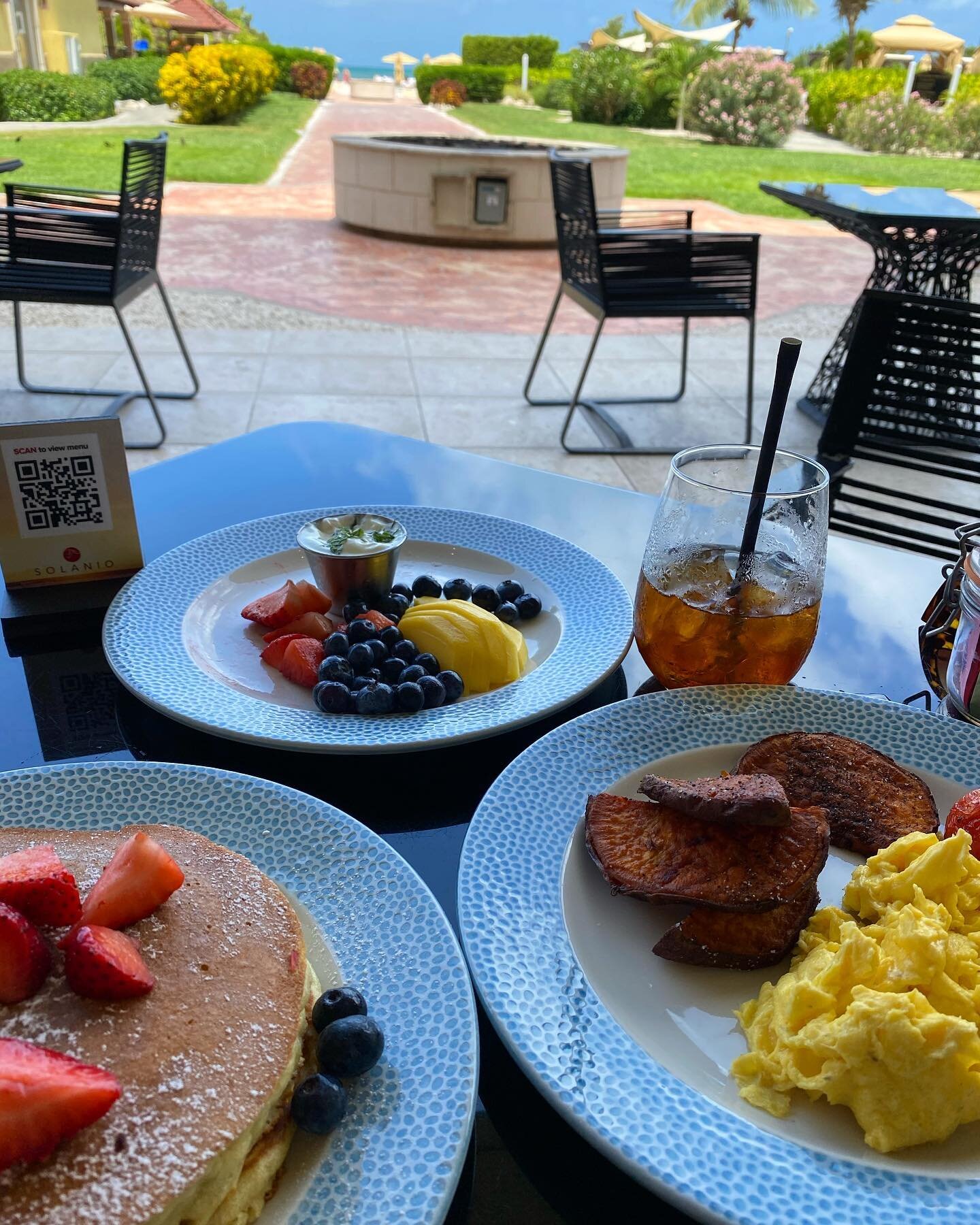 Breakfast in paradise ☀️ 
Not pictured: 4+ more iced coffees 
.
.
.
#melissa_nutrition_ #rd2be #healthyliving #aruba #nutrition #foodasfuel #breakfasttime #wellness #nycfoodie