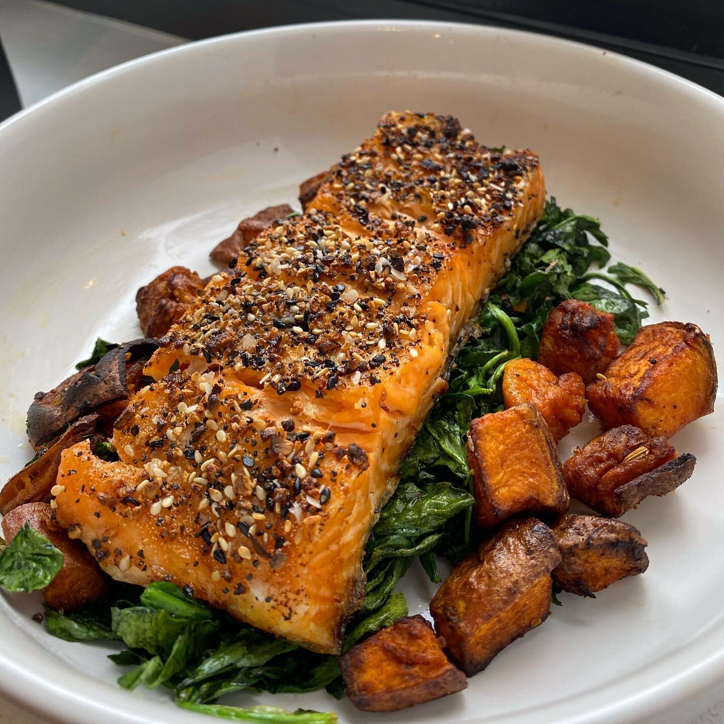 A @melissa_nutrition_ special. 👩&zwj;🍳

Not sure what to have for breakfast, lunch, dinner or snack?? (Yes I said breakfast, bc why not?!) Well, look no further...

Perfect air fryer salmon. 👏🏻
- Pat filet of salmon down with paper towel. Pour EB