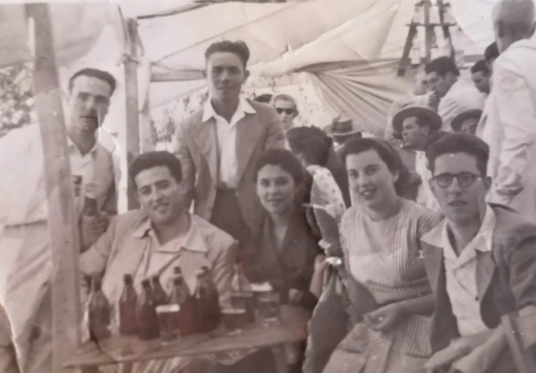 San Isidro es m&uacute;sica, amigxs, verbena, feria, verm&uacute;, comida...Son lxs madrile&ntilde;xs 🥰.

Nacidxs en Madrid o no. Que de acogida somos unos cuantos, pero como si llev&aacute;ramos aqu&iacute; toda una vida (y felices por ello).

Qu&e