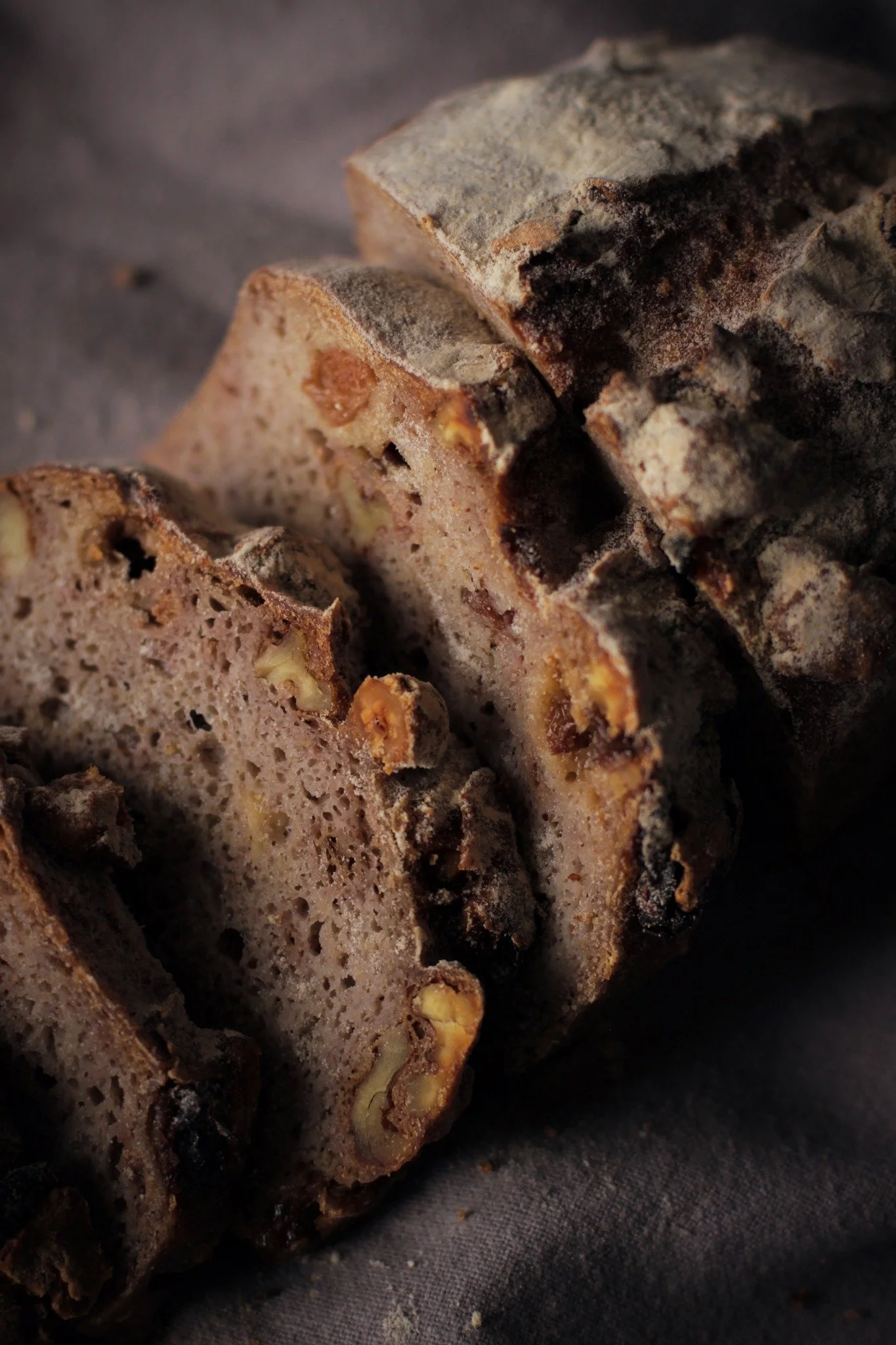 Peque&ntilde;os grandes placeres que te da la vida: Hogaza de nueces y pasas 😋🥖.

Con queso crema est&aacute; deliciosa, con pat&eacute;, aguacate y aceite, &iexcl;jam&oacute;n!...Pero es que sola, sin nada, si te descuidas te la comes en dos bocao