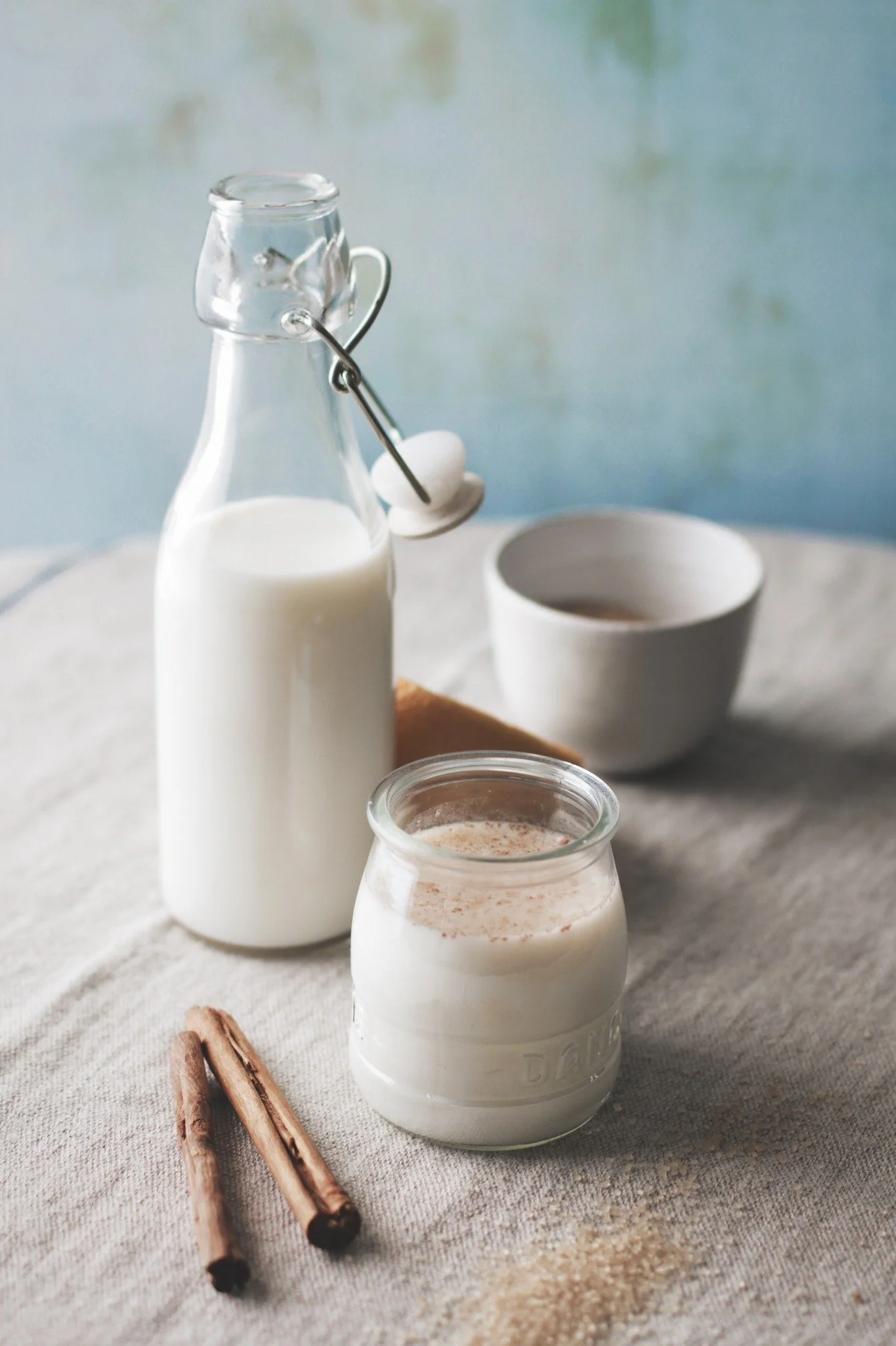 Cuando era peque&ntilde;a hab&iacute;a un cl&aacute;sico que llegaba todos los veranos a la confiter&iacute;a de mis abuelos: la leche merengada helada 😍.

Mi abuela Ignacia la hac&iacute;a a diario. Con mucha canela y lim&oacute;n, pero sin huevo.

